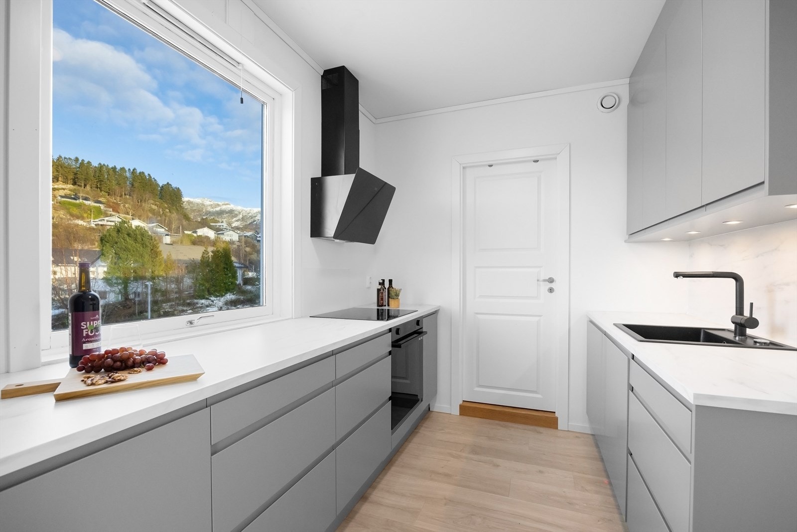 Lekkert Epoq kjøkken med glatte fronter og laminert benkeplate Galleribilde