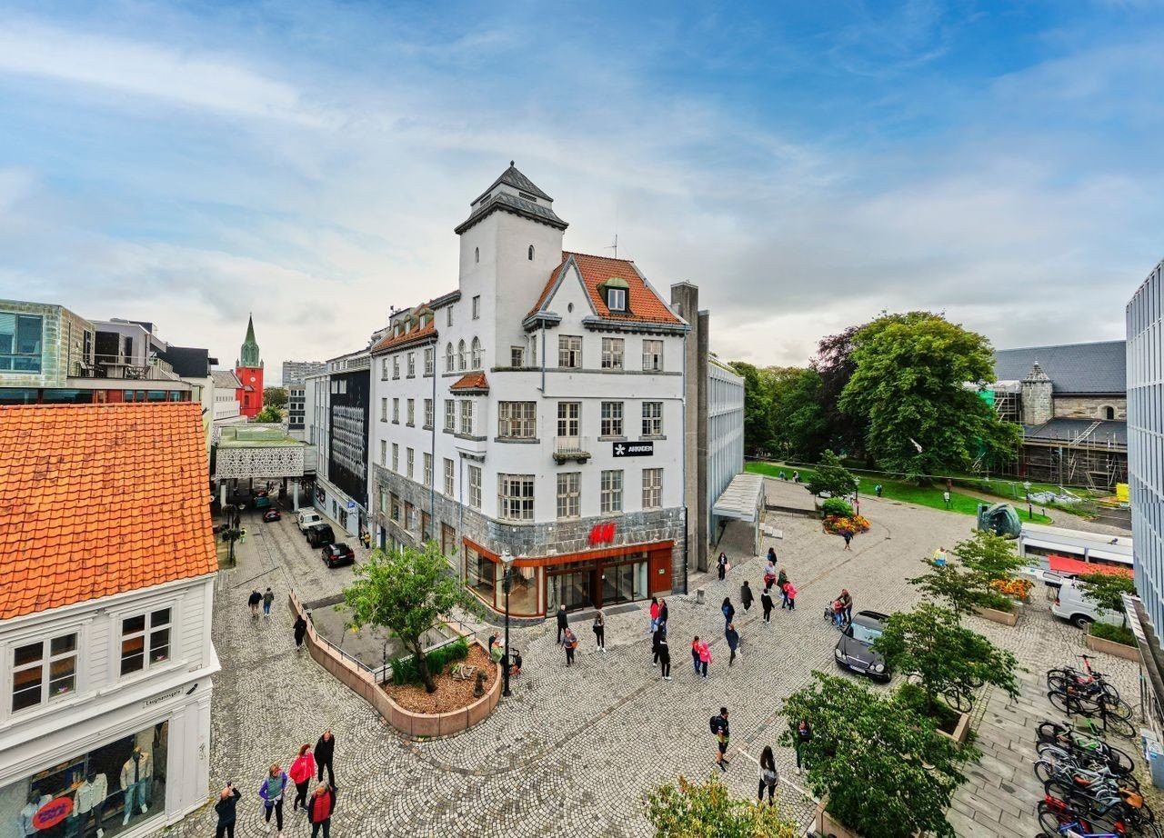 Fasade mot Domkirken, torget og Laugmannsgt Galleribilde