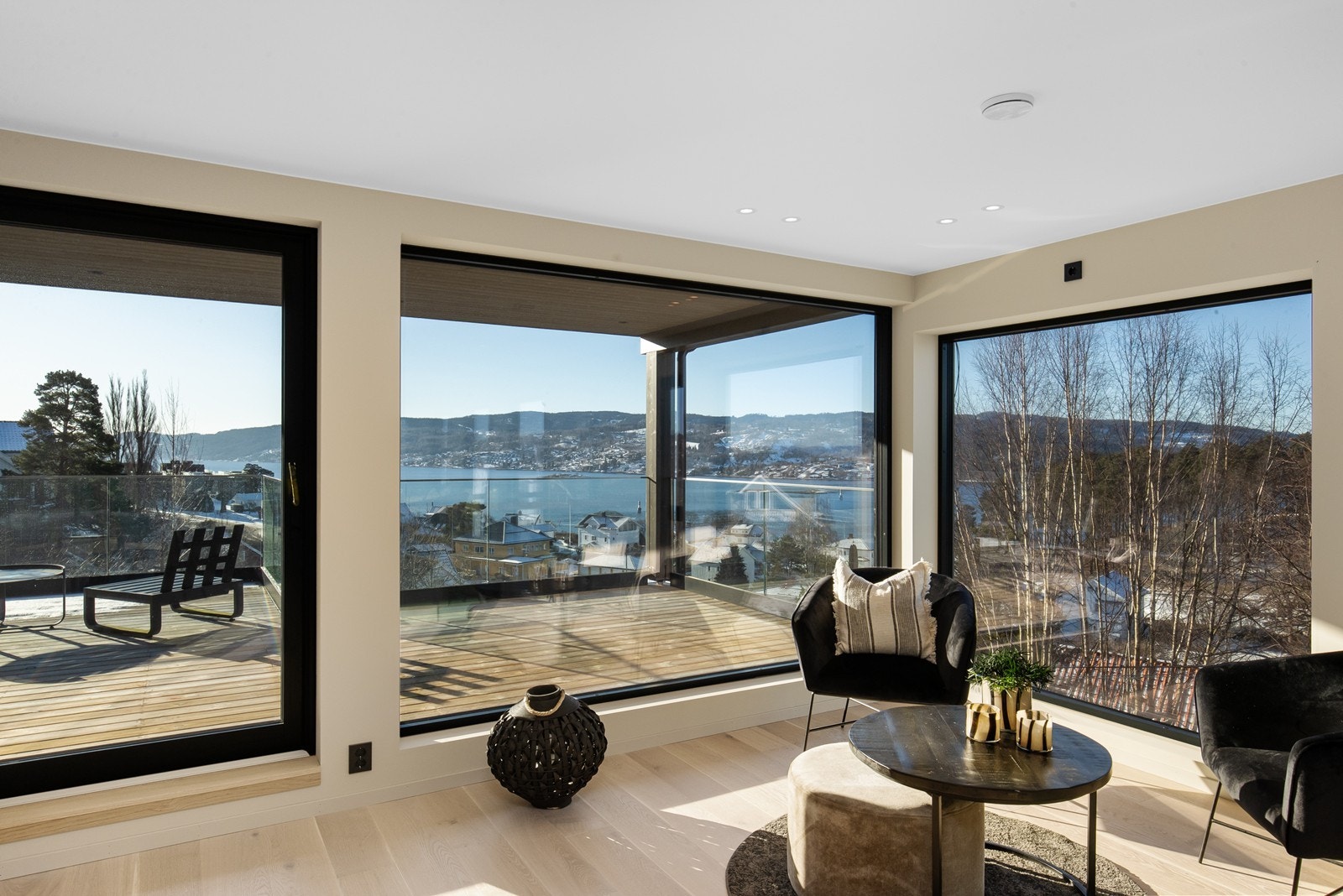 Stue og terrasse Galleribilde