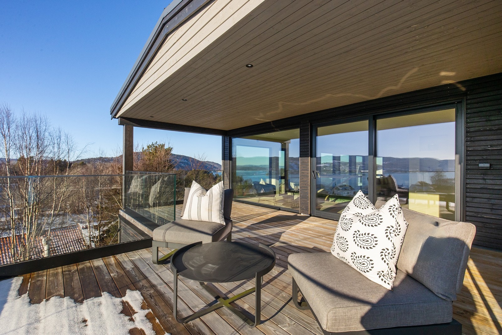 Terrasse utenfor stue i toppetasjen. Galleribilde