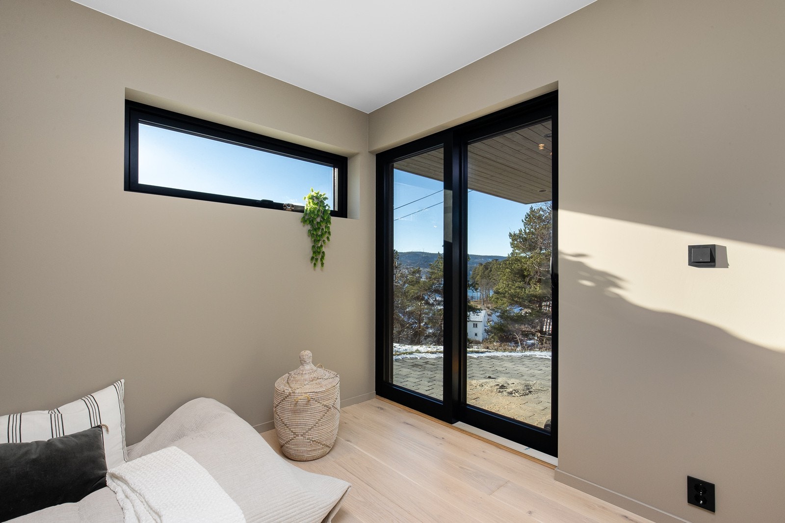 Soverom nr. 2 med utgang til steinlagt platting. Galleribilde