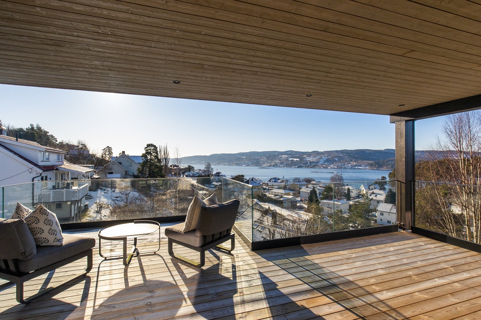 Rå utsikt fra overbygget terrasse i toppetasjen - Rekkverk i glass og downlights i himling. Galleribilde