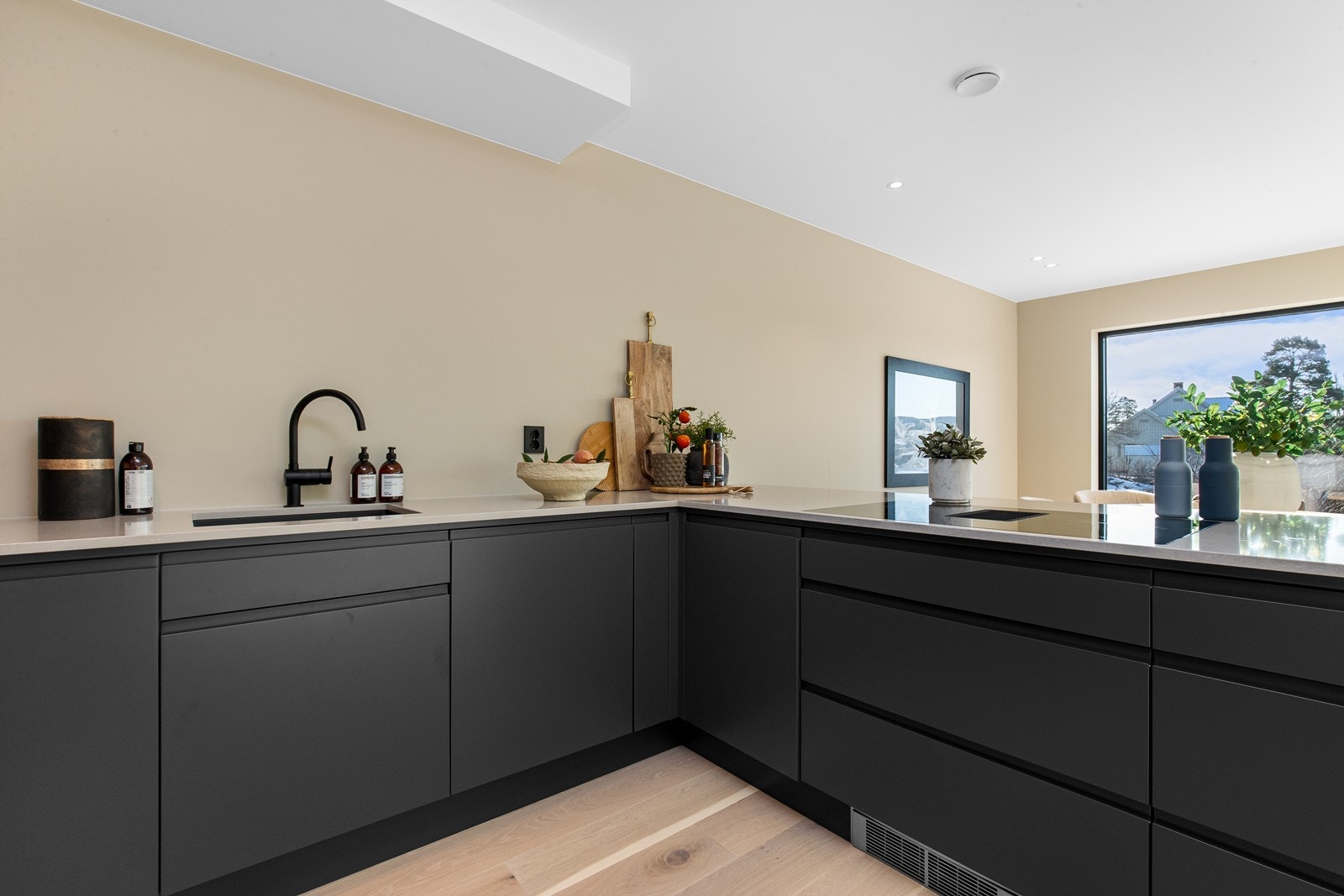 Benkepate i kompositt stein Galleribilde