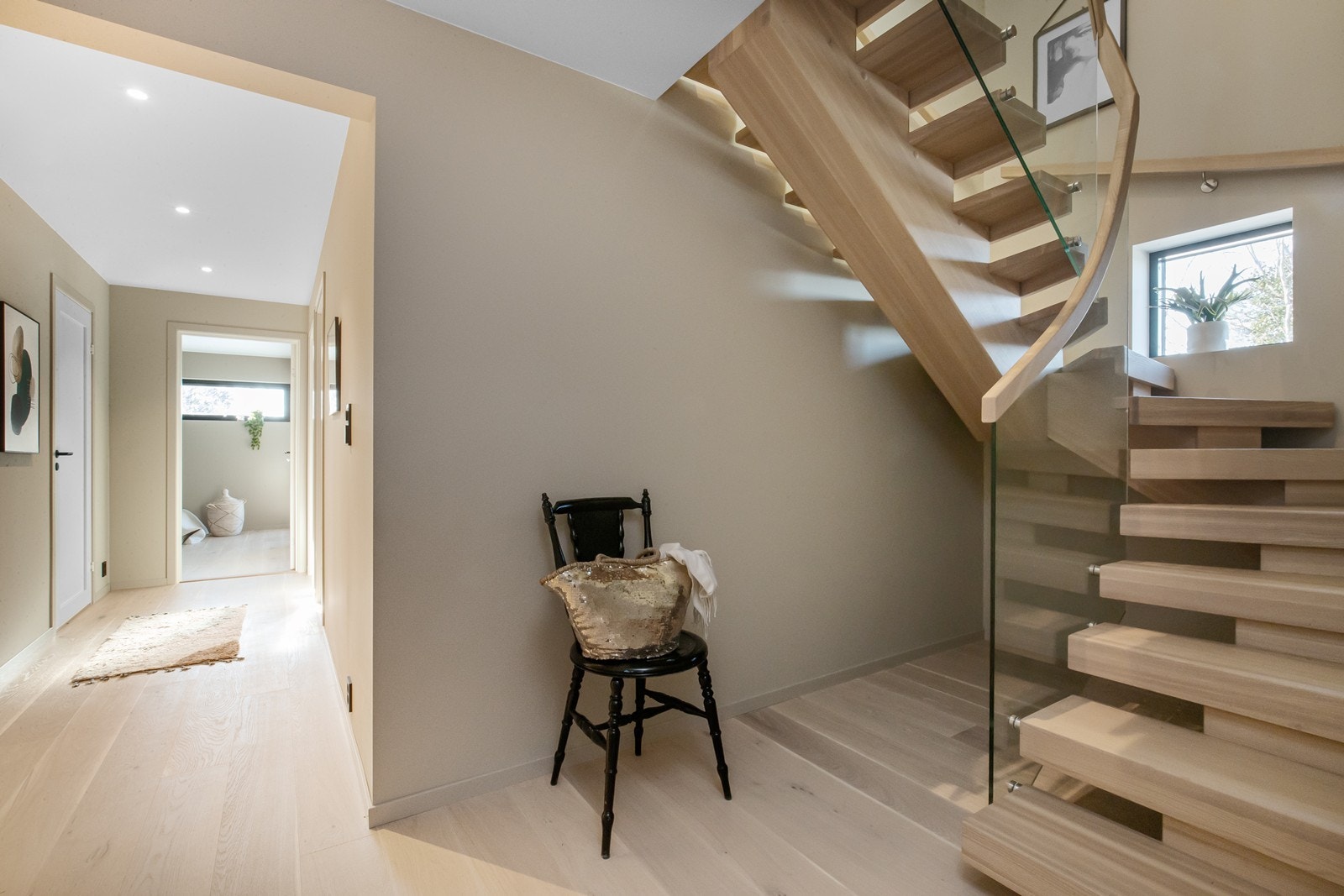 Trappegang i underetasjen med lekker trapp. Galleribilde