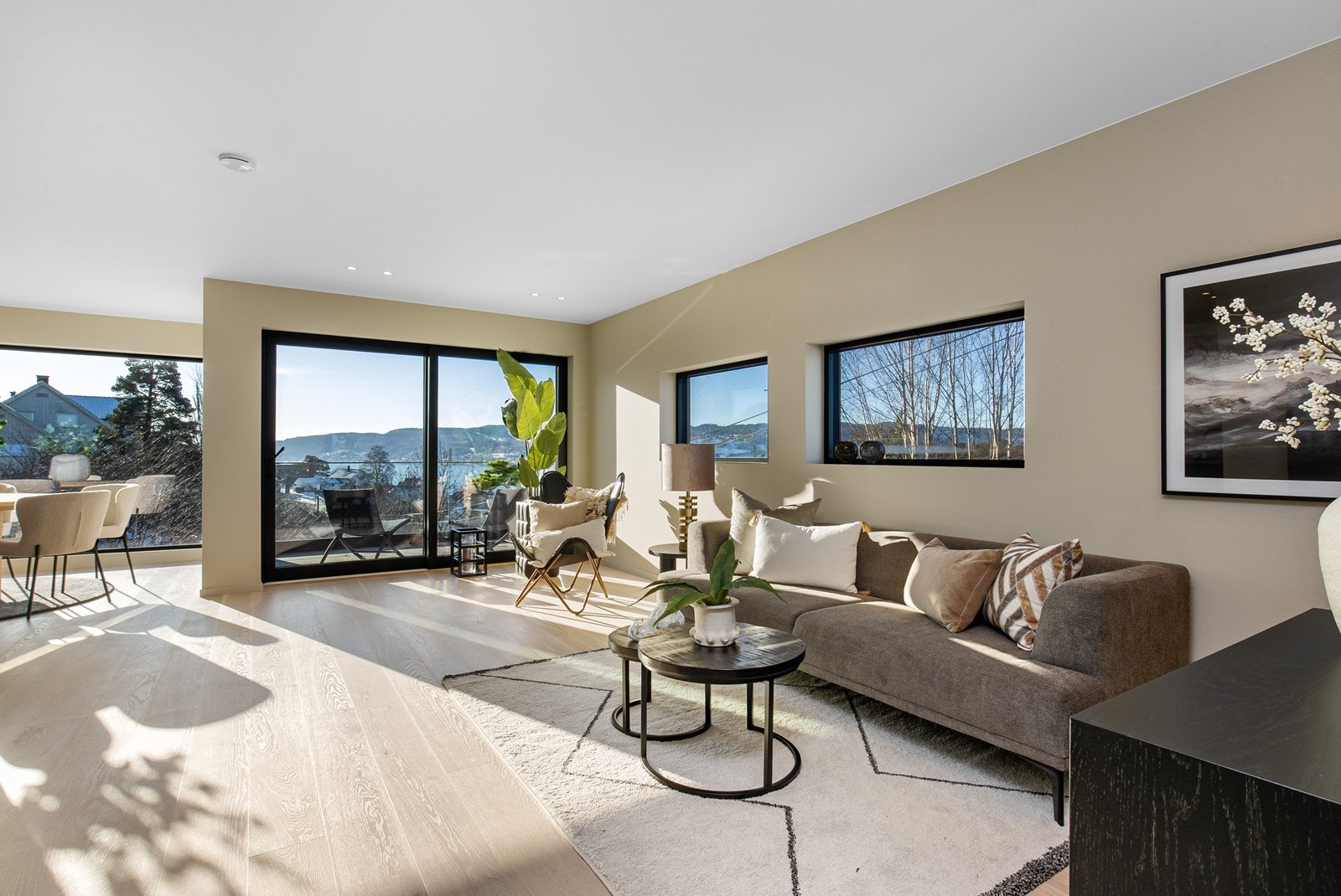 Stue og spisestue i åpen løsning med kjøkkenet, utgang til balkong. Galleribilde