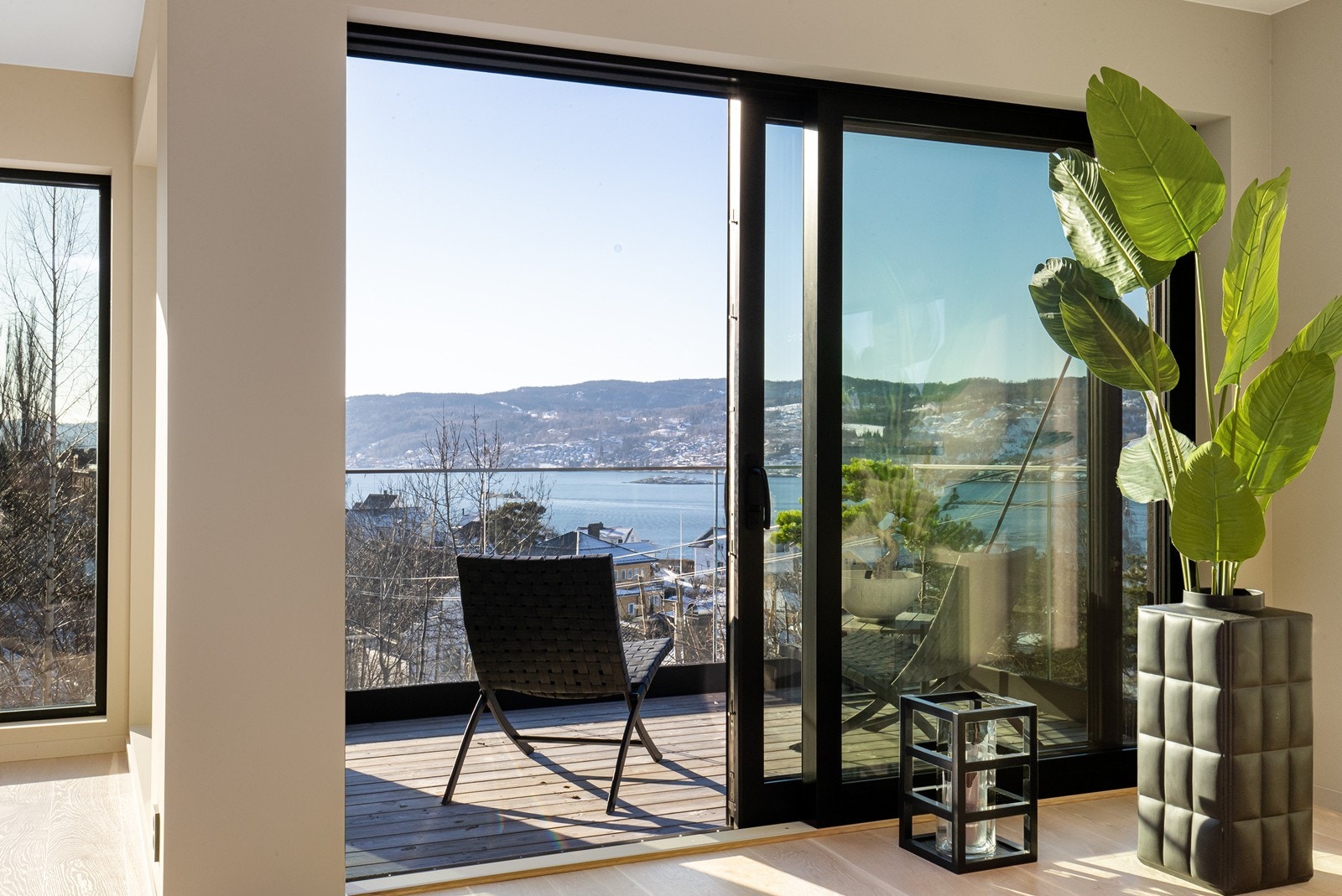 Terrassen utenfor spisestue og kjøkken. Galleribilde