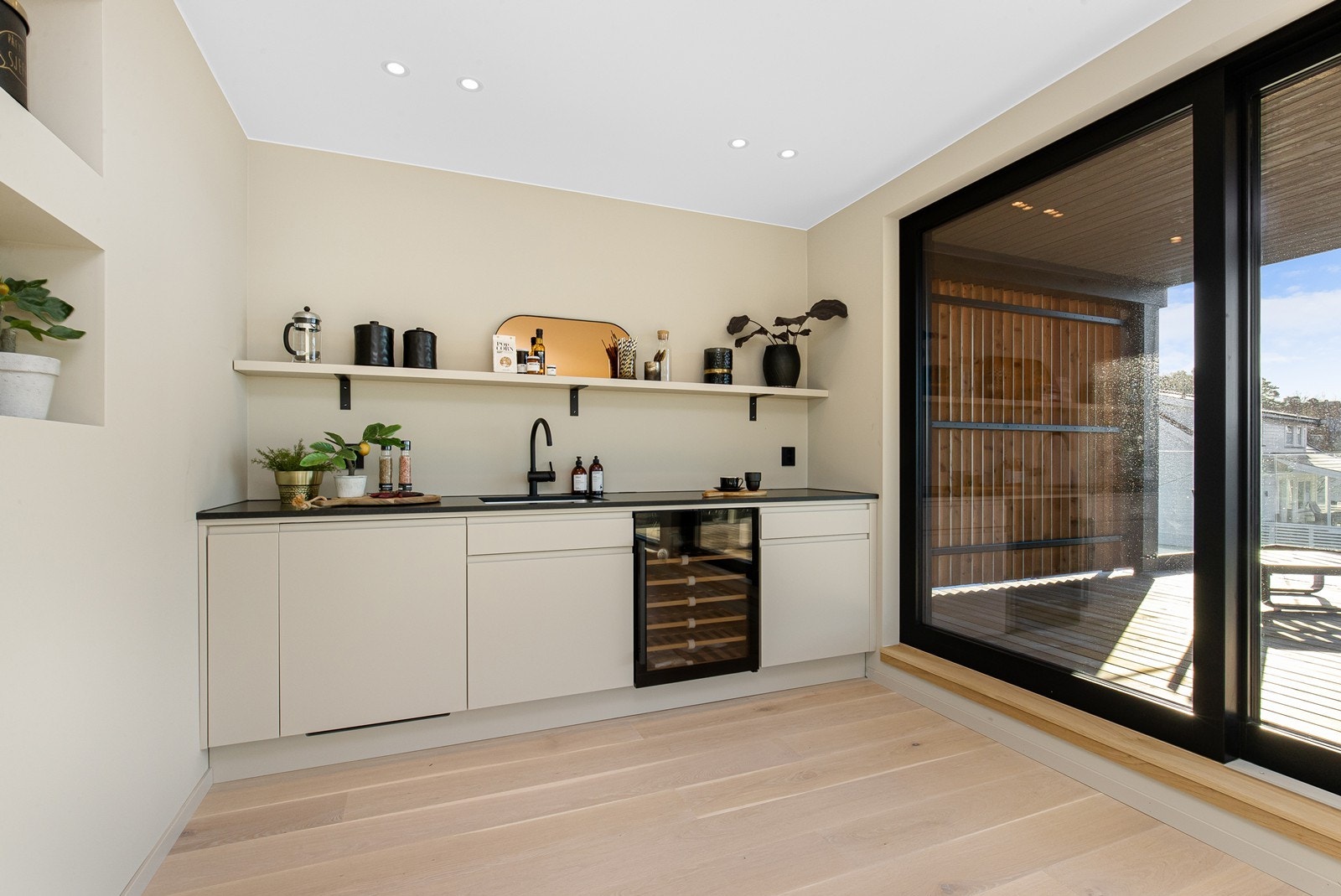 Drøm med eget kjøkken rett innenfor terrassen Galleribilde