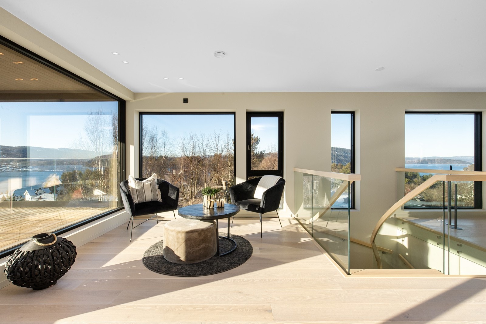 Stue med flere soner i toppetasjen. Fjordutsikt fra alle plasser. Galleribilde