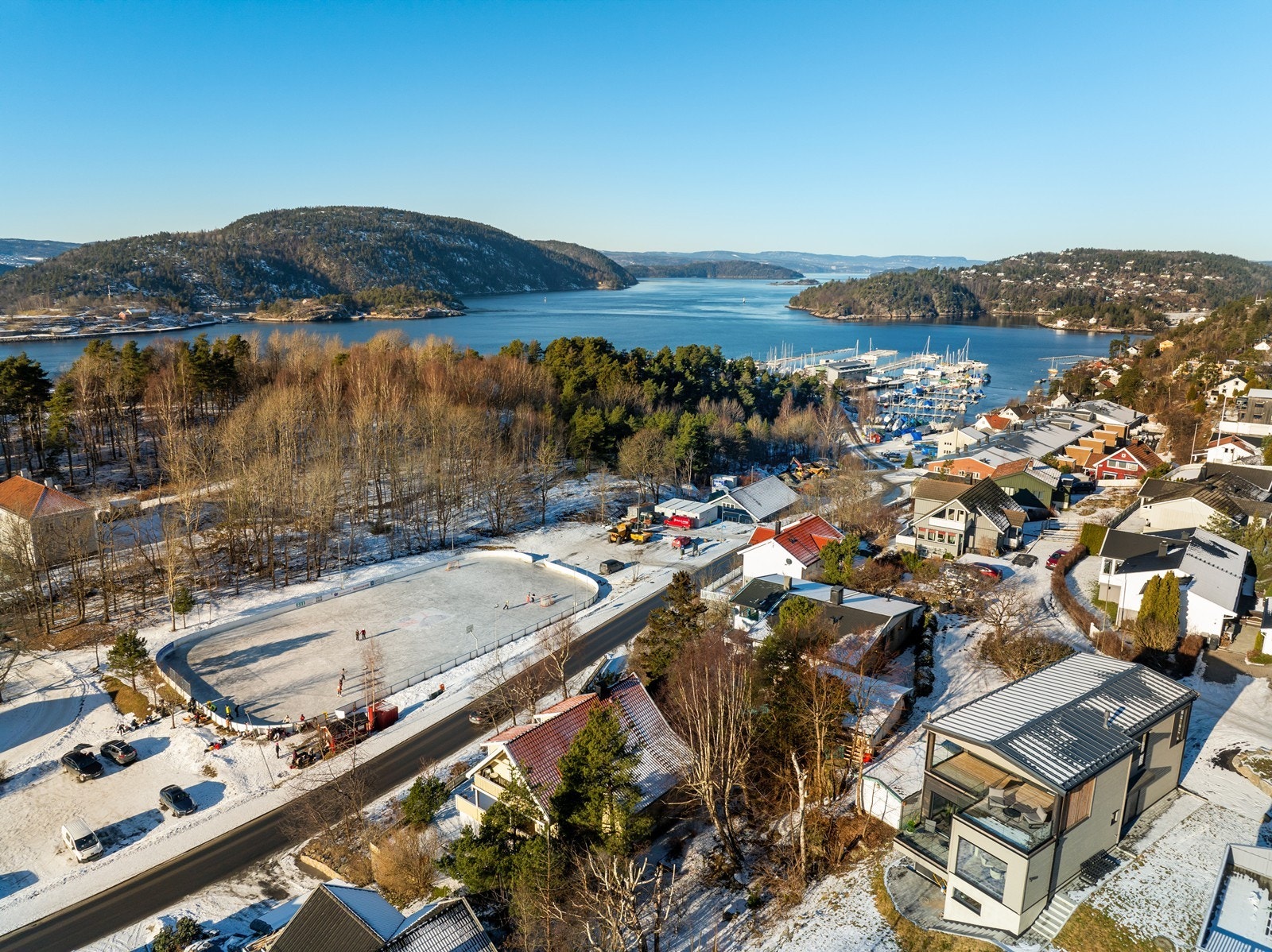Umiddelbar nærhet til buss, skøytebane/fotballbane, sjøen og Heitmann marina. Galleribilde
