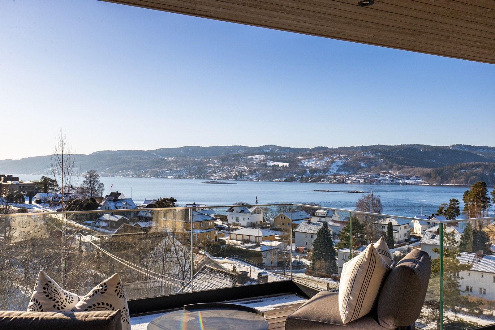 Nydelig fjordutsikt fra terrassen i toppetasjen. Galleribilde
