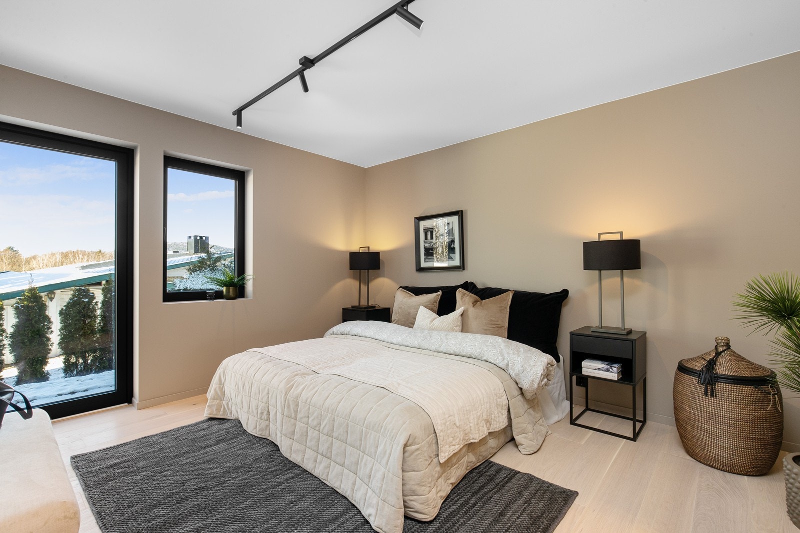 Hovedsoverom - ensuite med garderoberom, bad og kontor. Galleribilde