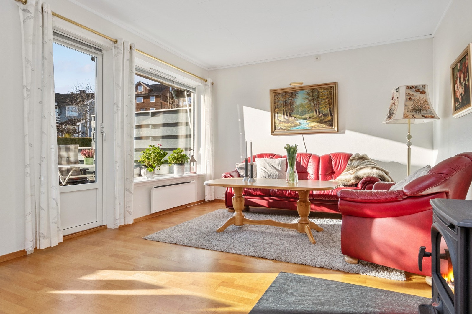 Rekkehuset går over to etasjer med god planløsning og flere innredningsmuligheter. Galleribilde