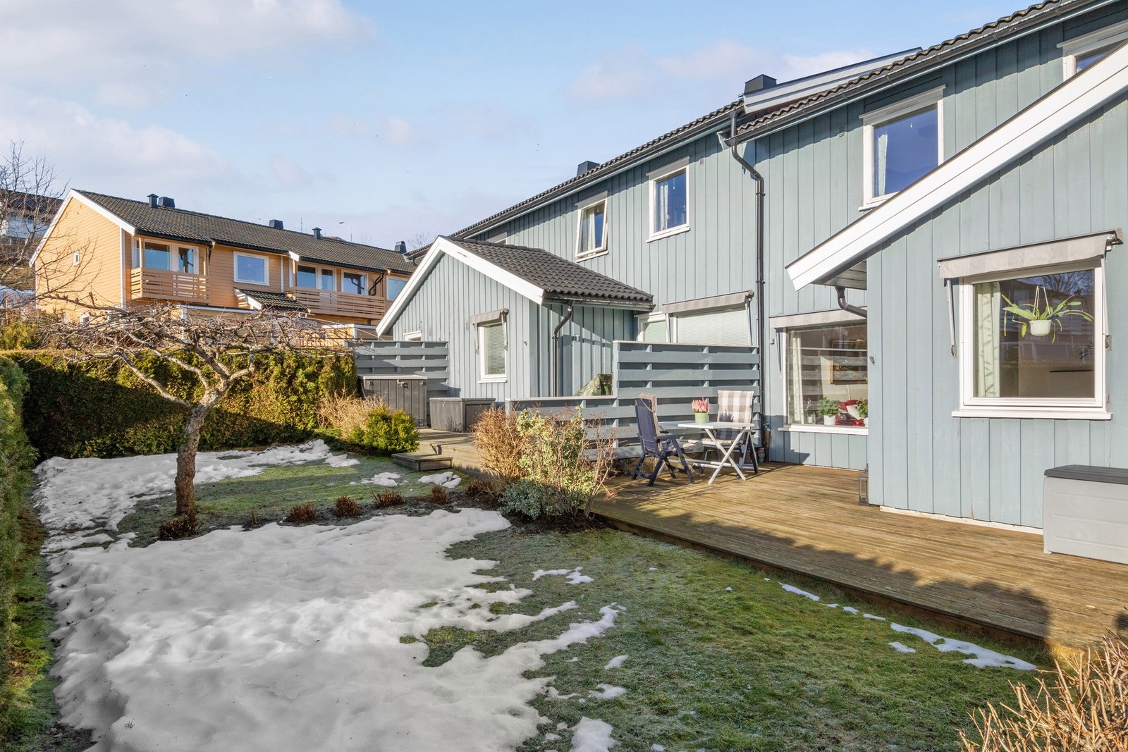 Sydvendt og solrik uteplass med egen hage. Galleribilde
