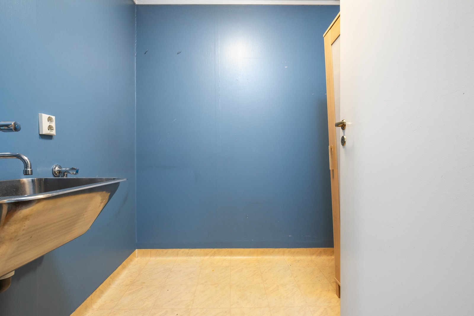 Rom med vaskekum og opplegg for vaskemaskin og tørketrommel. Galleribilde