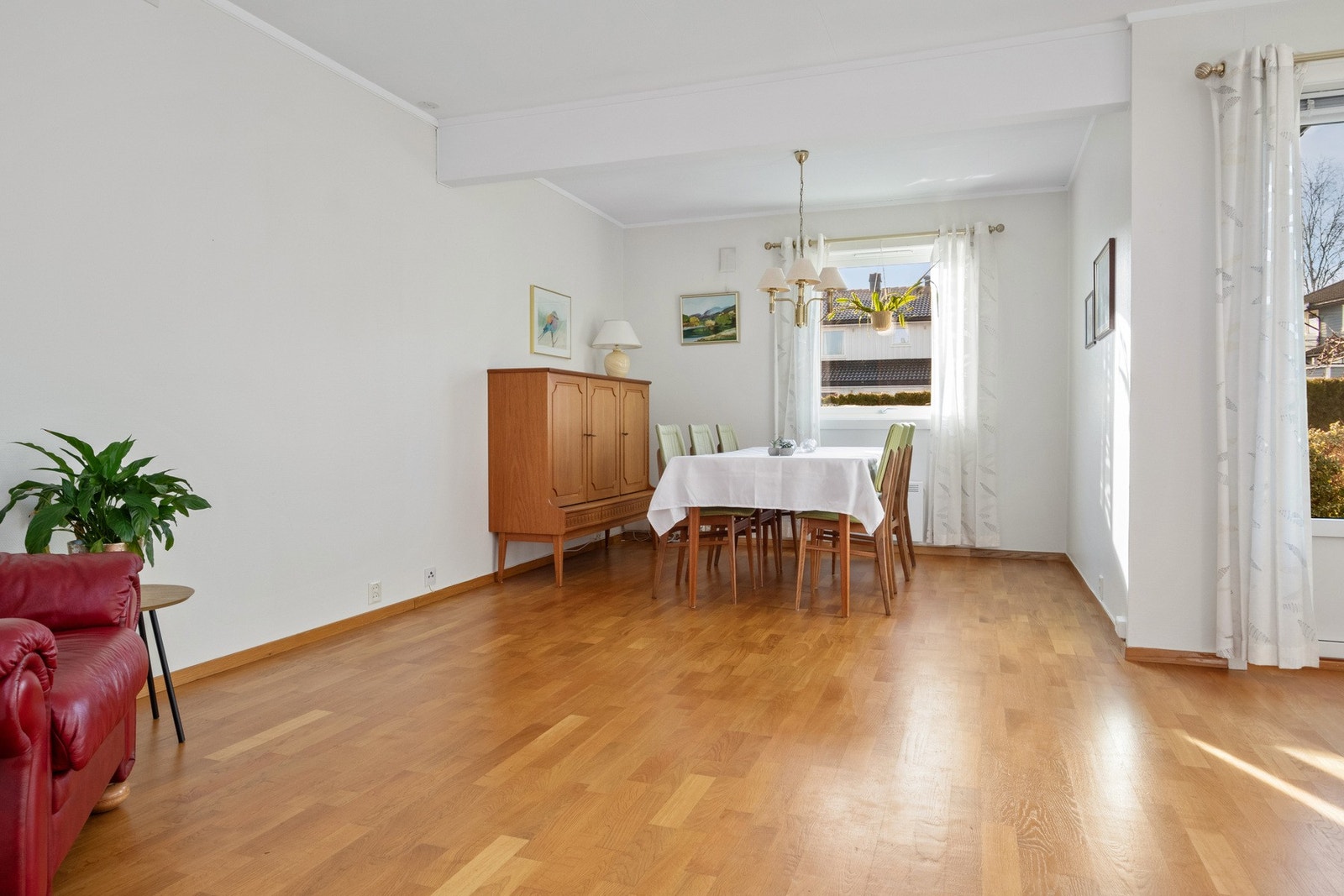 Andre enheter i borettslaget har etablert ekstra soverom, der spisebordet står i dag. Galleribilde