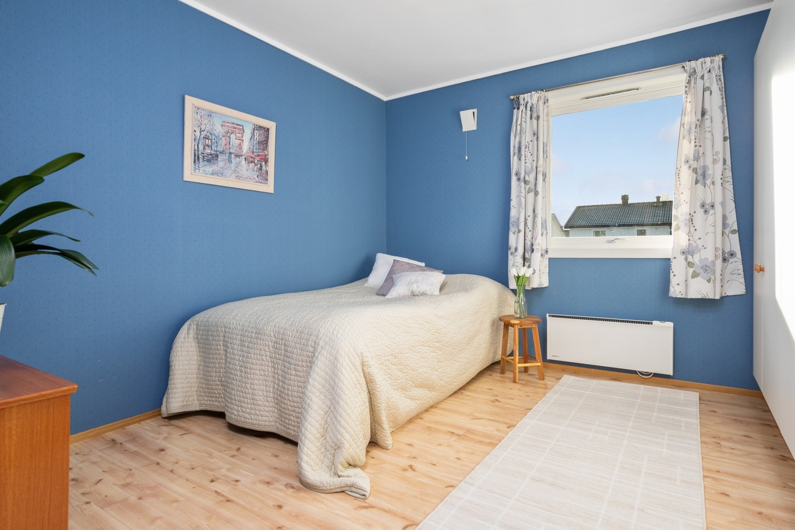 Rommene har belegg på gulvet, malte vegger og god plass til møblement. Galleribilde