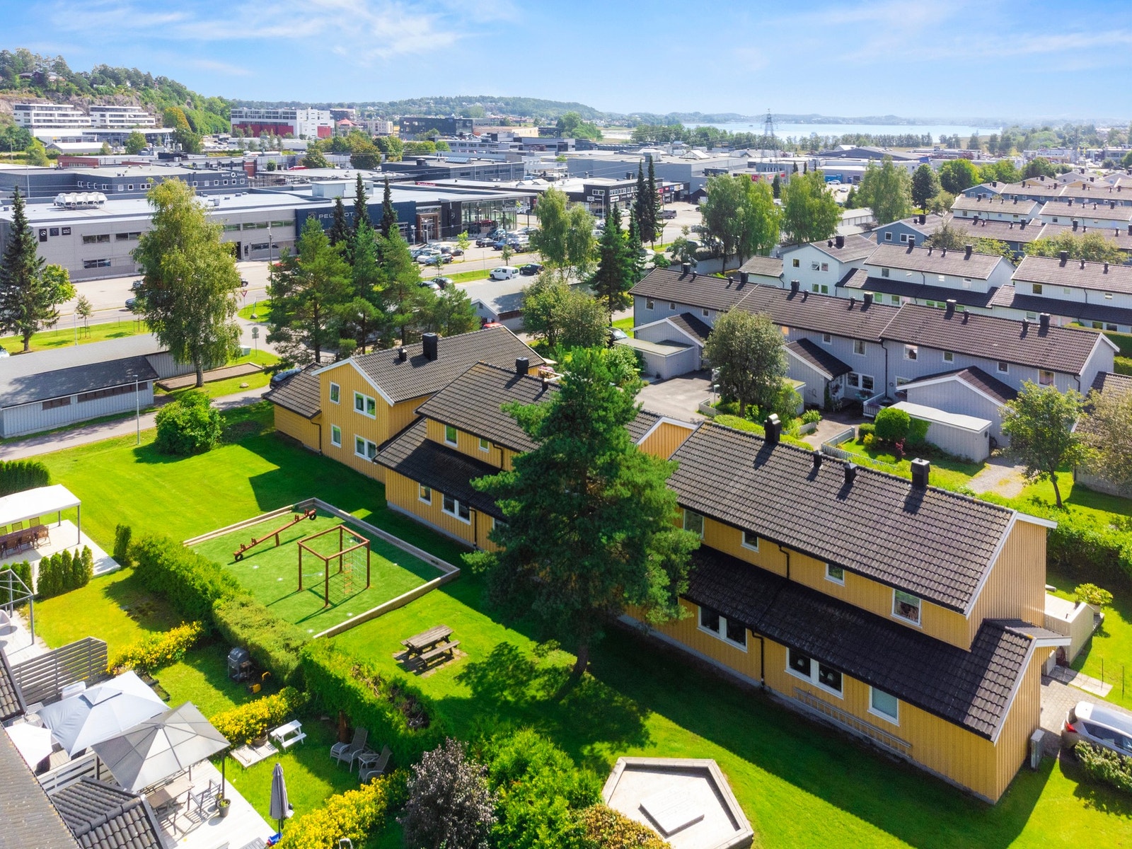 Området er tilbaketrukket og rolig, men har fortsatt gangavstand til togstasjonen og sentrumsgatene. Til Brygga i Tønsberg er det ca. 2 km. Galleribilde