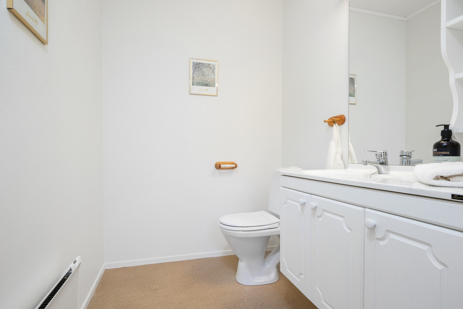 Boligen har wc-rom og vaskerom i første etasje, og bad i andre etasje. Galleribilde