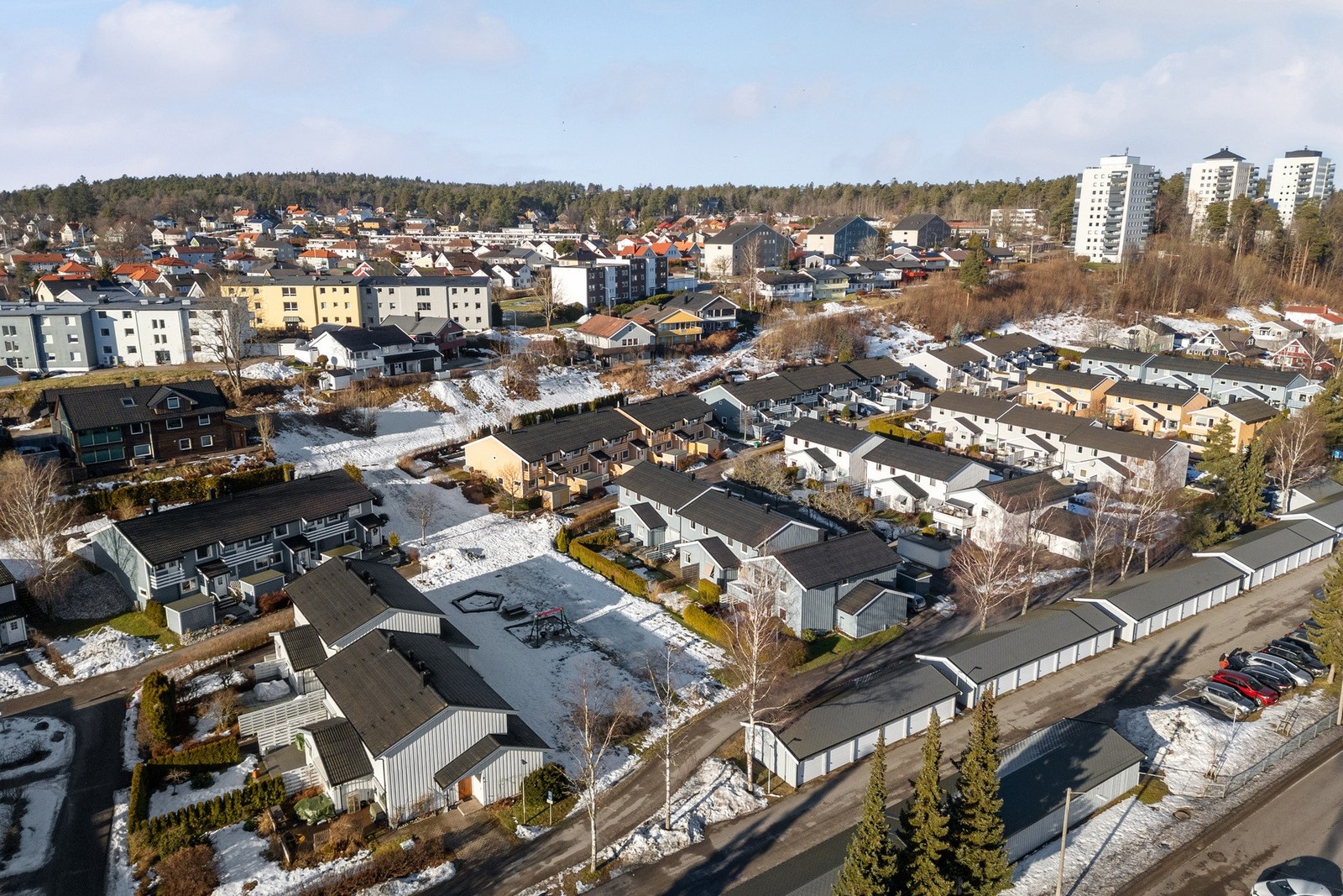 Eiendommen ligger i et attraktivt, barnevennlig og sentralt område på Solvang, på nordsiden av Tønsberg sentrum. Galleribilde