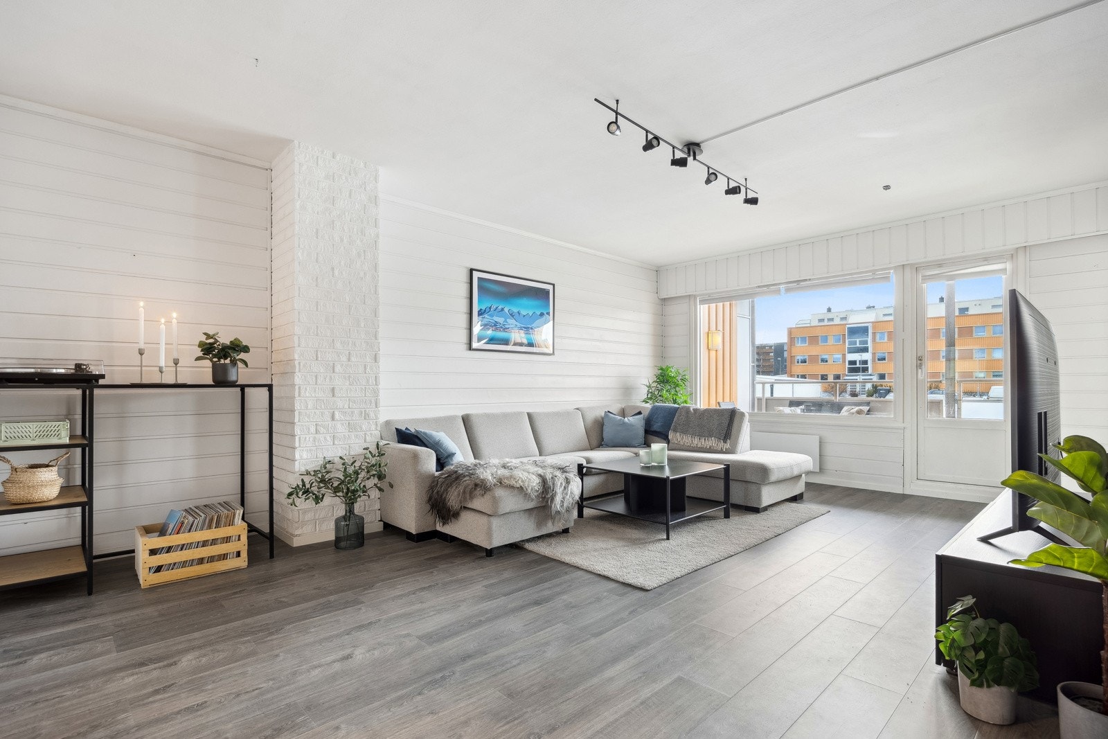 Store vindusflater slipper inn rikelig med dagslys og forsterker følelsen av luftighet og romfølelse. Galleribilde