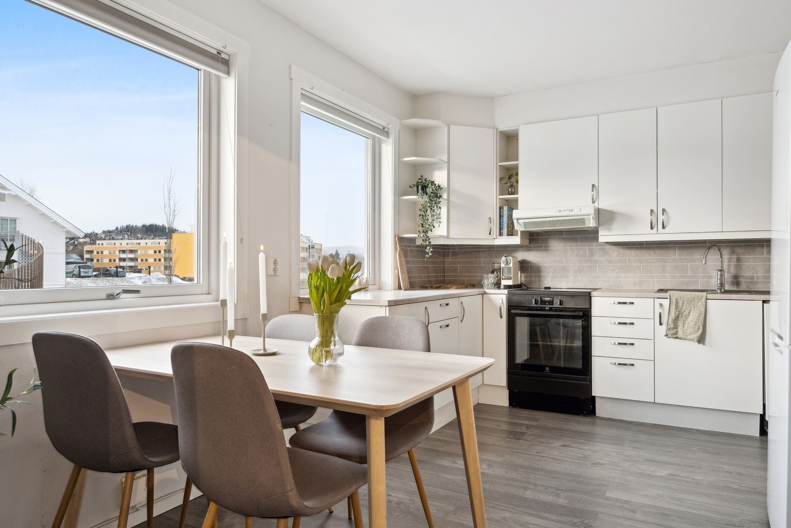 God benkeplass og smarte oppbevaringsløsninger gjør matlaging både enkel og effektiv. Galleribilde