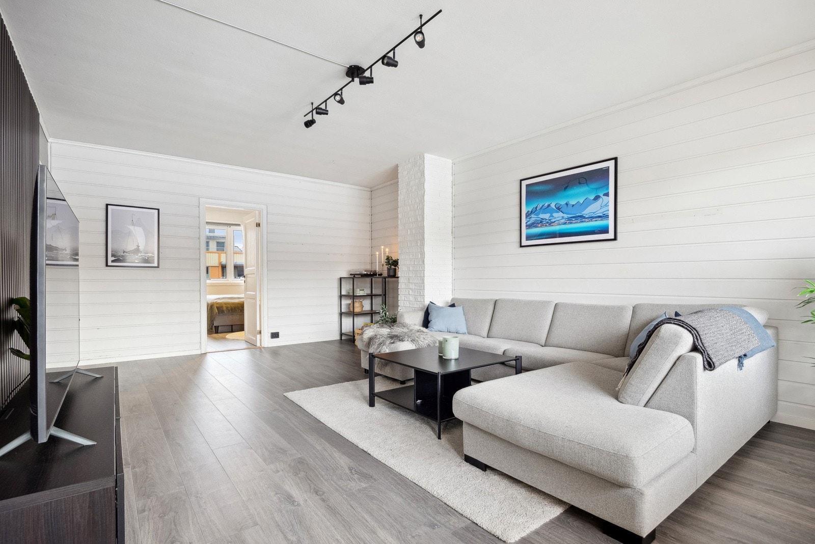 Veggene i lyse nyanser gir et stilrent uttrykk og danner en nøytral base som enkelt kan tilpasses din personlige stil. Galleribilde