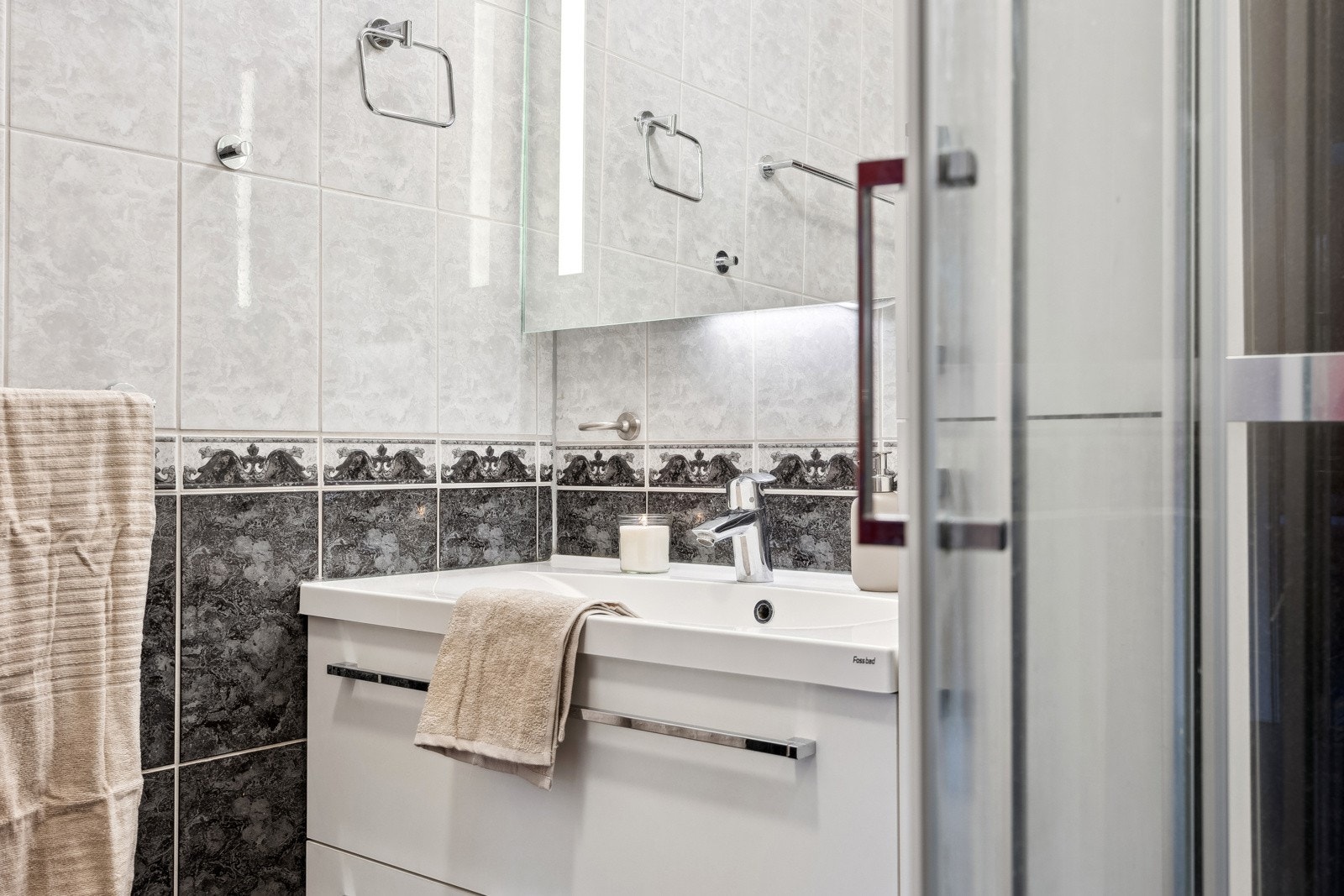 På badet er det mekanisk avtrekksvifte i vegg. Galleribilde