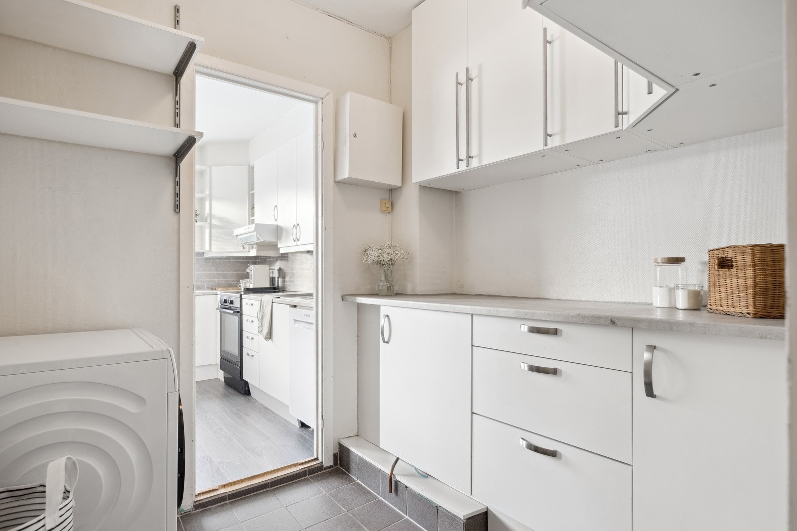 Vaskerommet har vaskeromsinnredning som gir ekstra arbeidsplass og flislagt gulv. Galleribilde