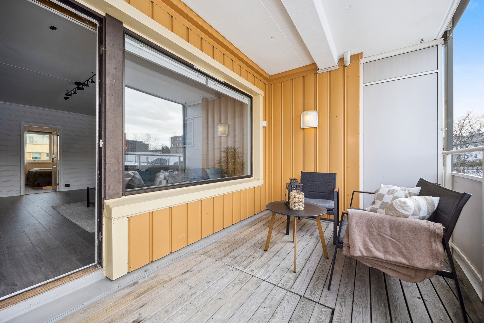 Her er det rikelig med plass til utemøbler. Utgang fra stue. Galleribilde