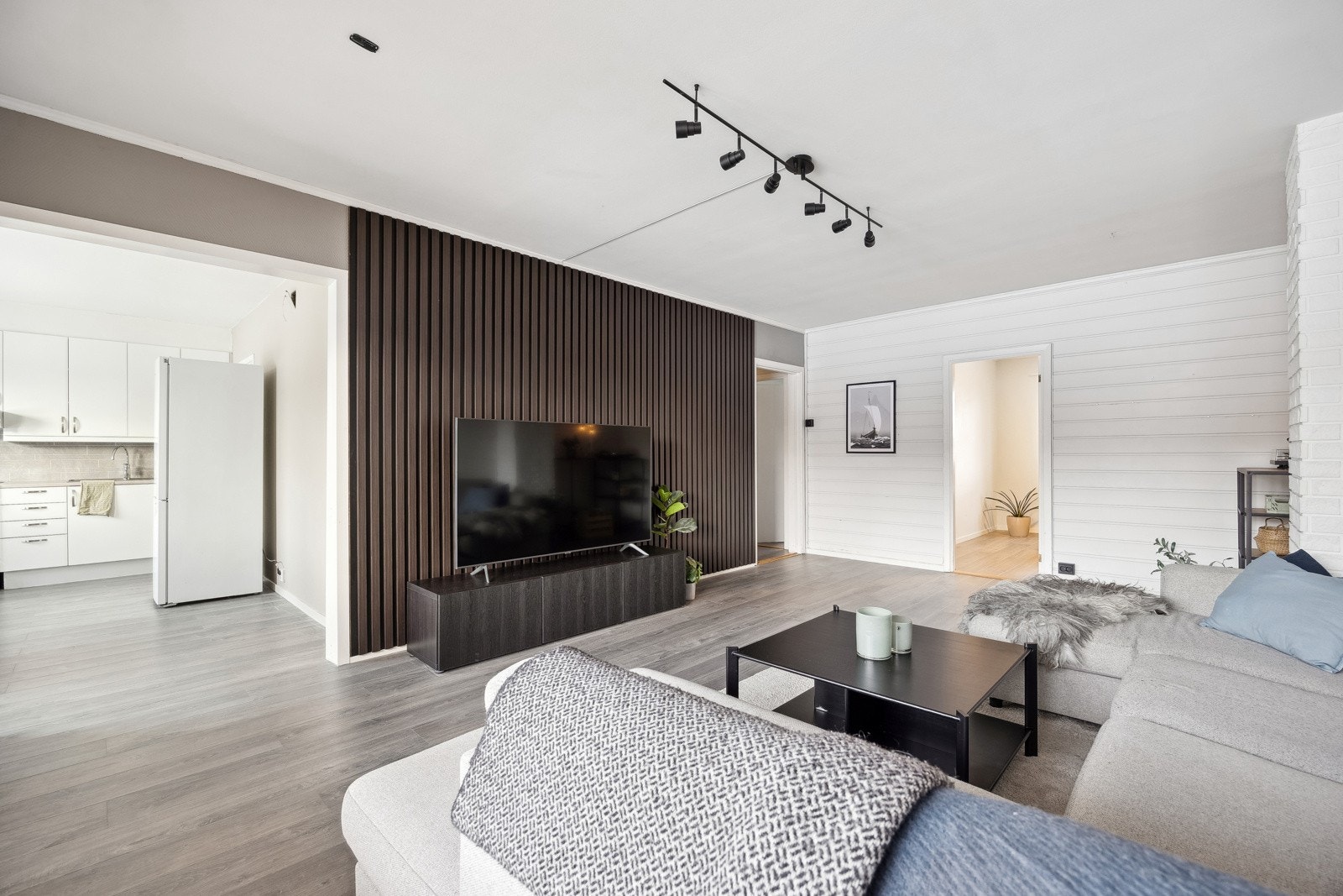 Den brede åpningen skaper en naturlig flyt mellom rommene og gir en god romfølelse. Galleribilde