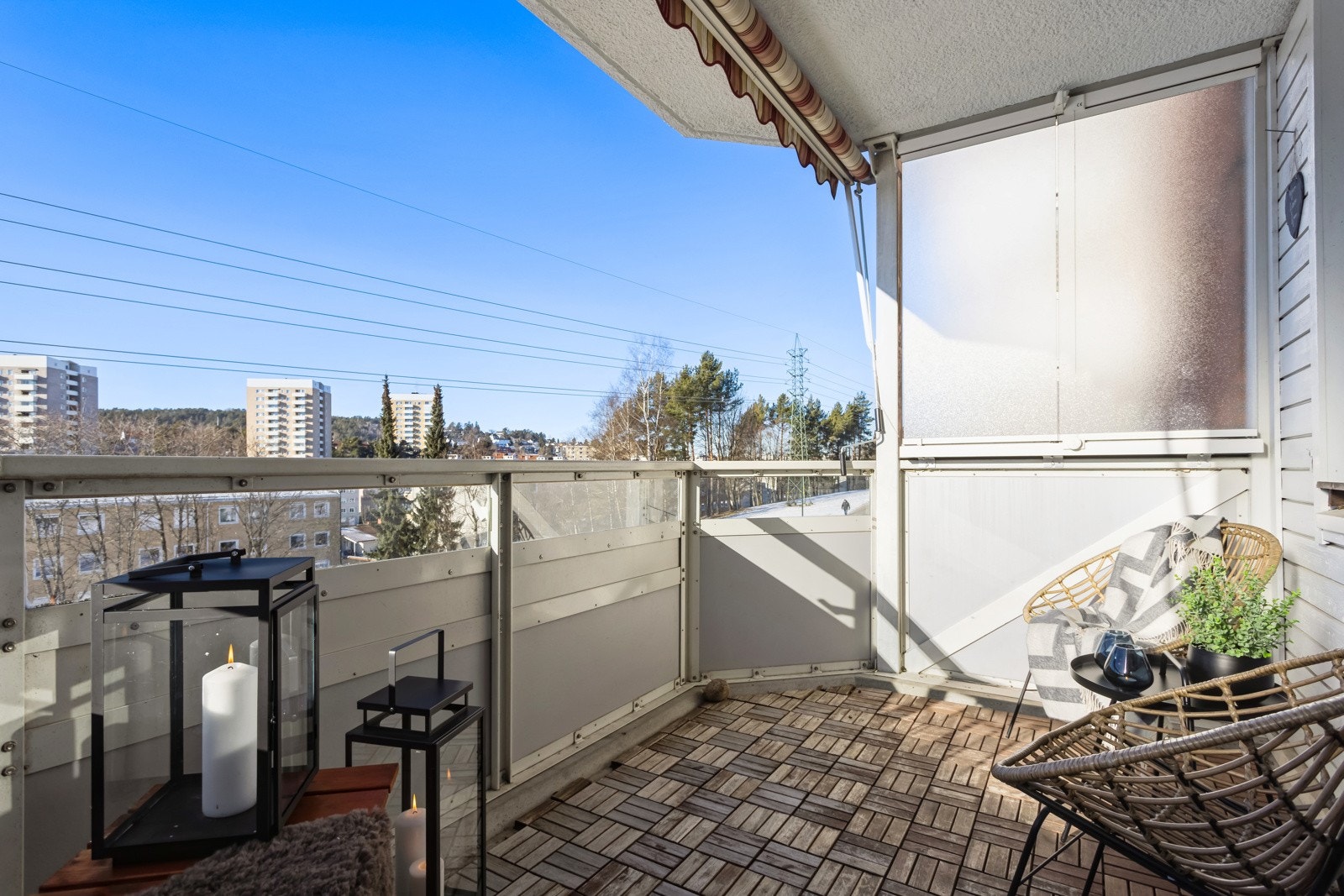 Solrik og sydvestvendt balkong med flott utsikt mot havredalen. Galleribilde