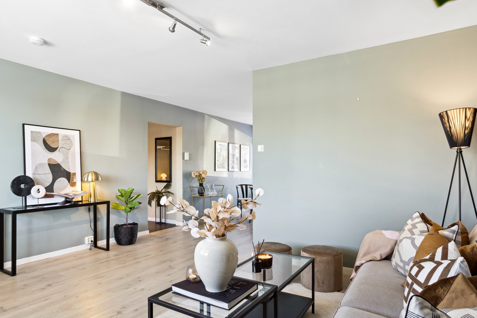 Stuen er romslig med pene 1-stavs gulv og malte slette veggflater. Leiligheten ble i sin helhet malt i 2023. Galleribilde