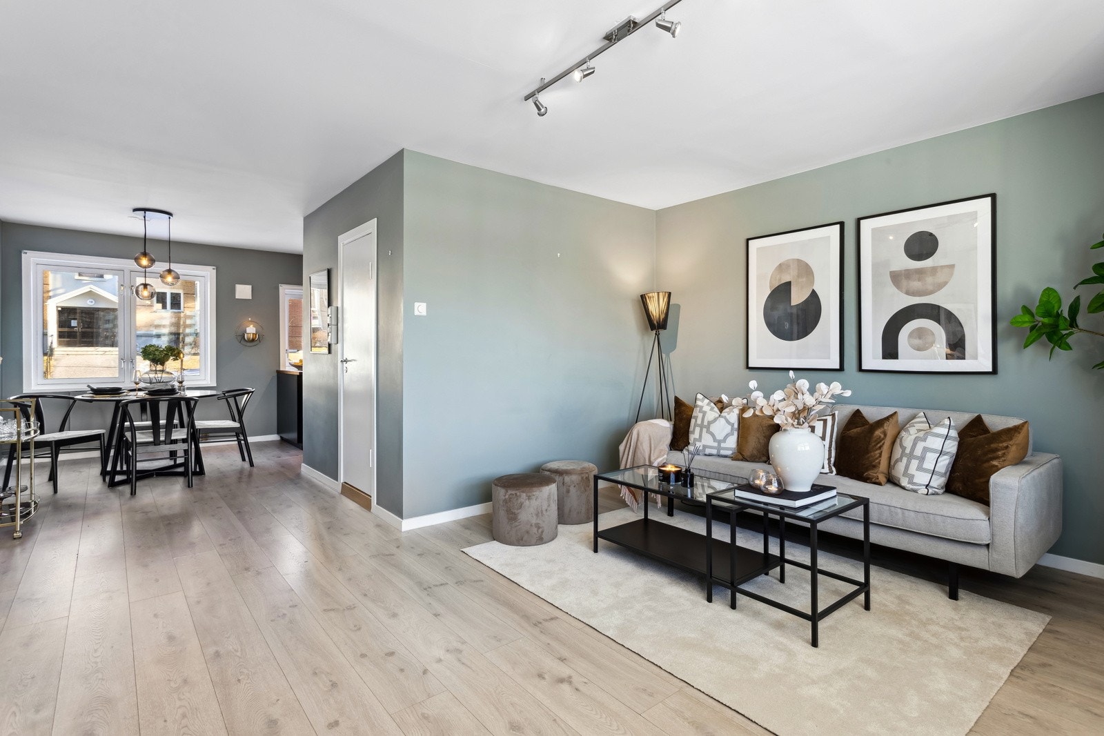 Stue og kjøkken i delvis åpen løsning gir svært gode lysforhold og romfølelse. Galleribilde