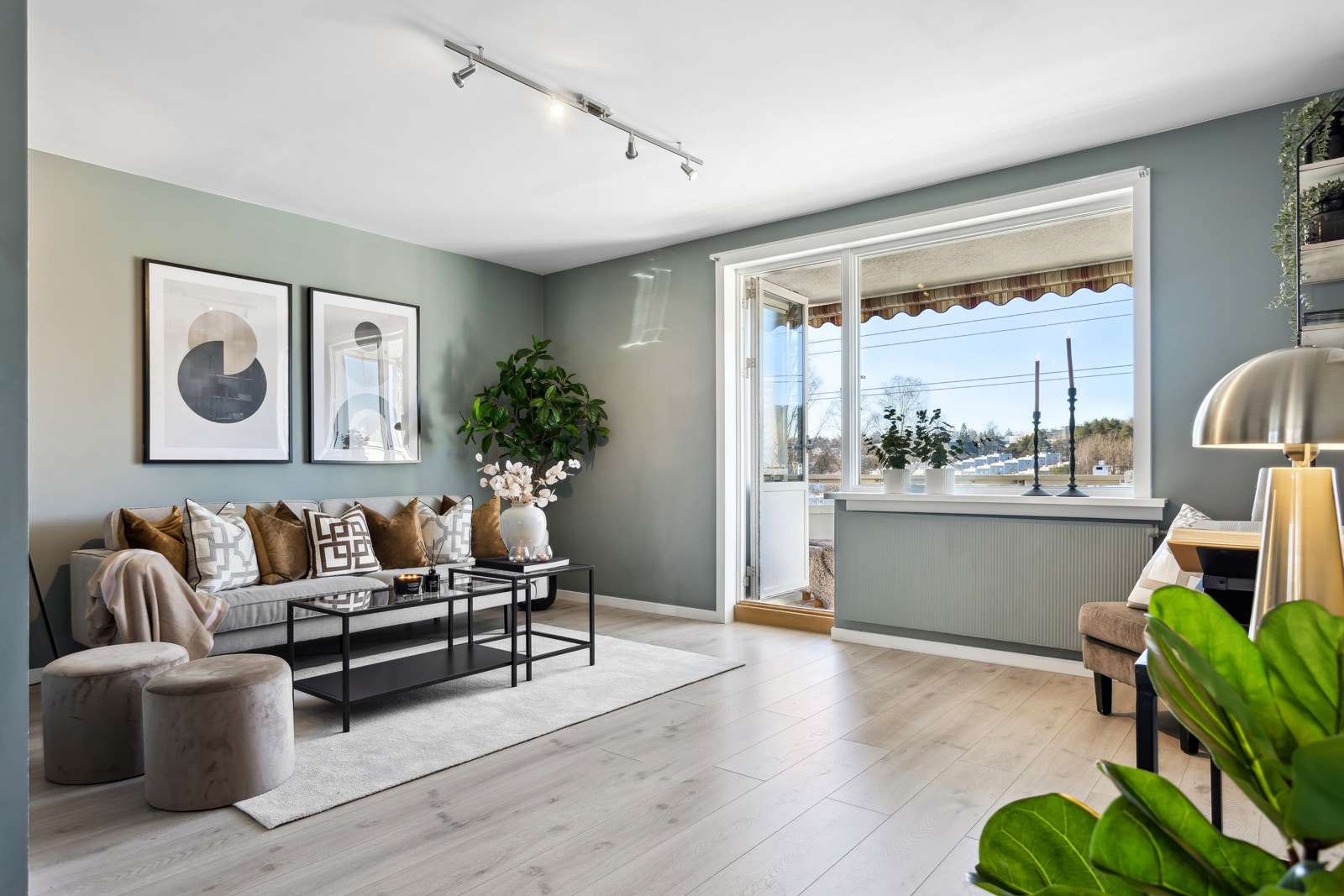 Stue med utgang til sydvestvendt balkongen. Galleribilde