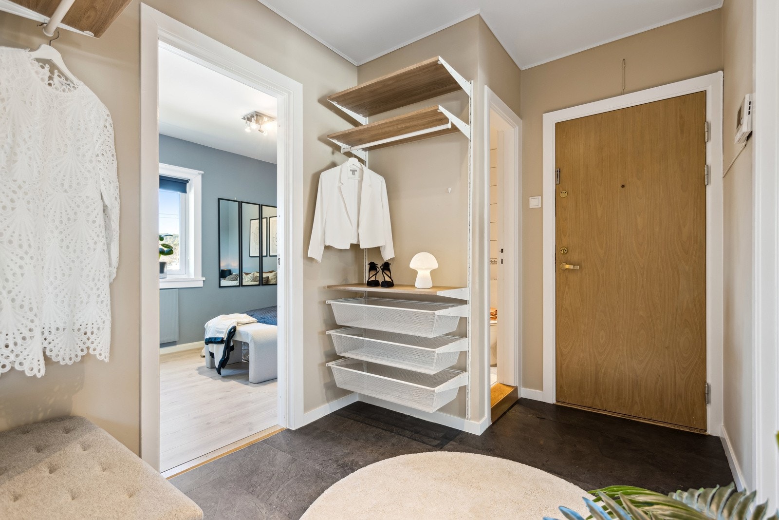 Hyggelig og praktisk entré med fin plass til yttertøy. Galleribilde