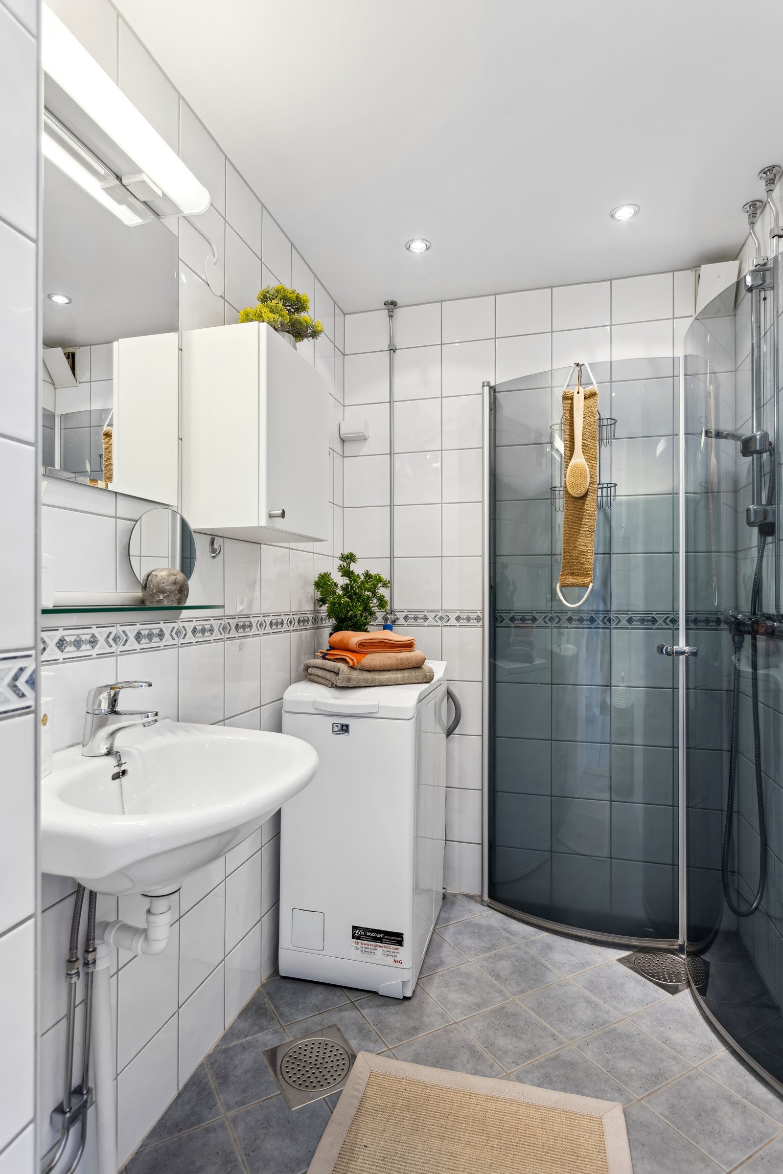 Flislagt baderom med gulvvarme. Badet ble rehabilitert i regi av borettslaget i 2009 med nye overflater, sluk og røropplegg. Galleribilde