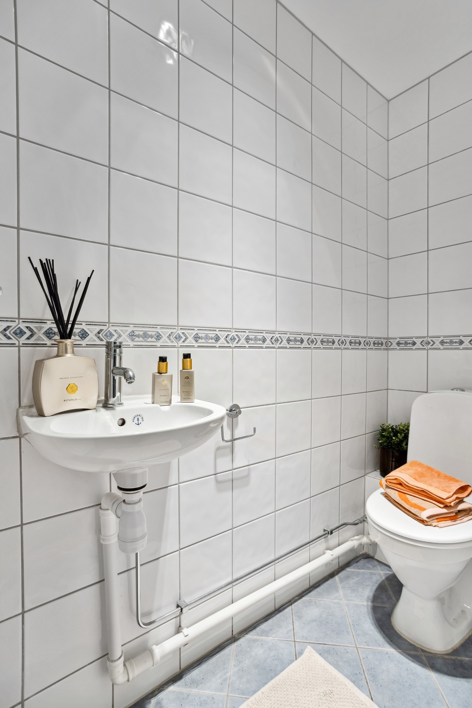 Praktisk separat wc. Flislagt med gulvvarme. Galleribilde