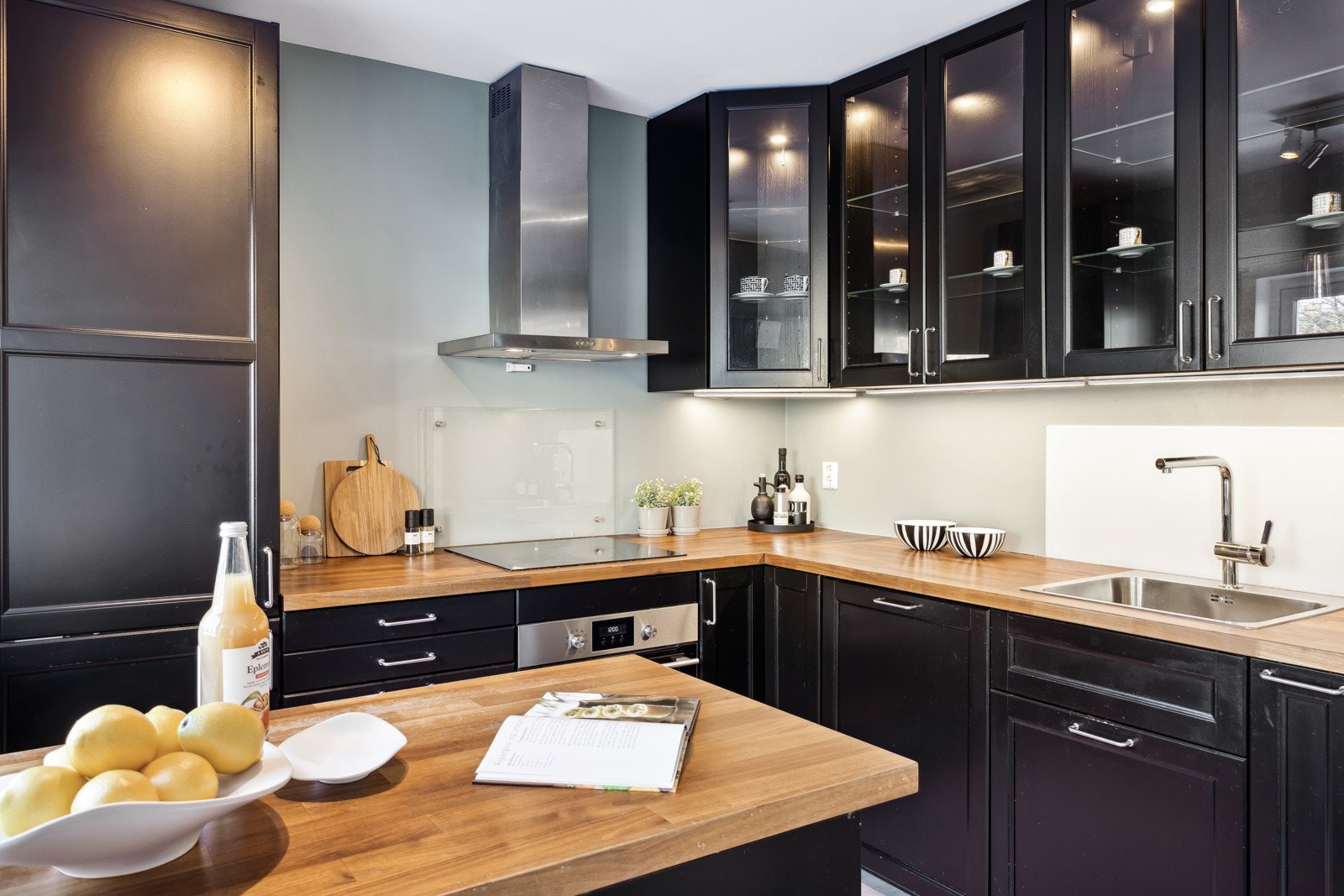 Rikelig med skap og benkeplass samt en heltre benkeplate. Integrerte hvitevarer. Galleribilde