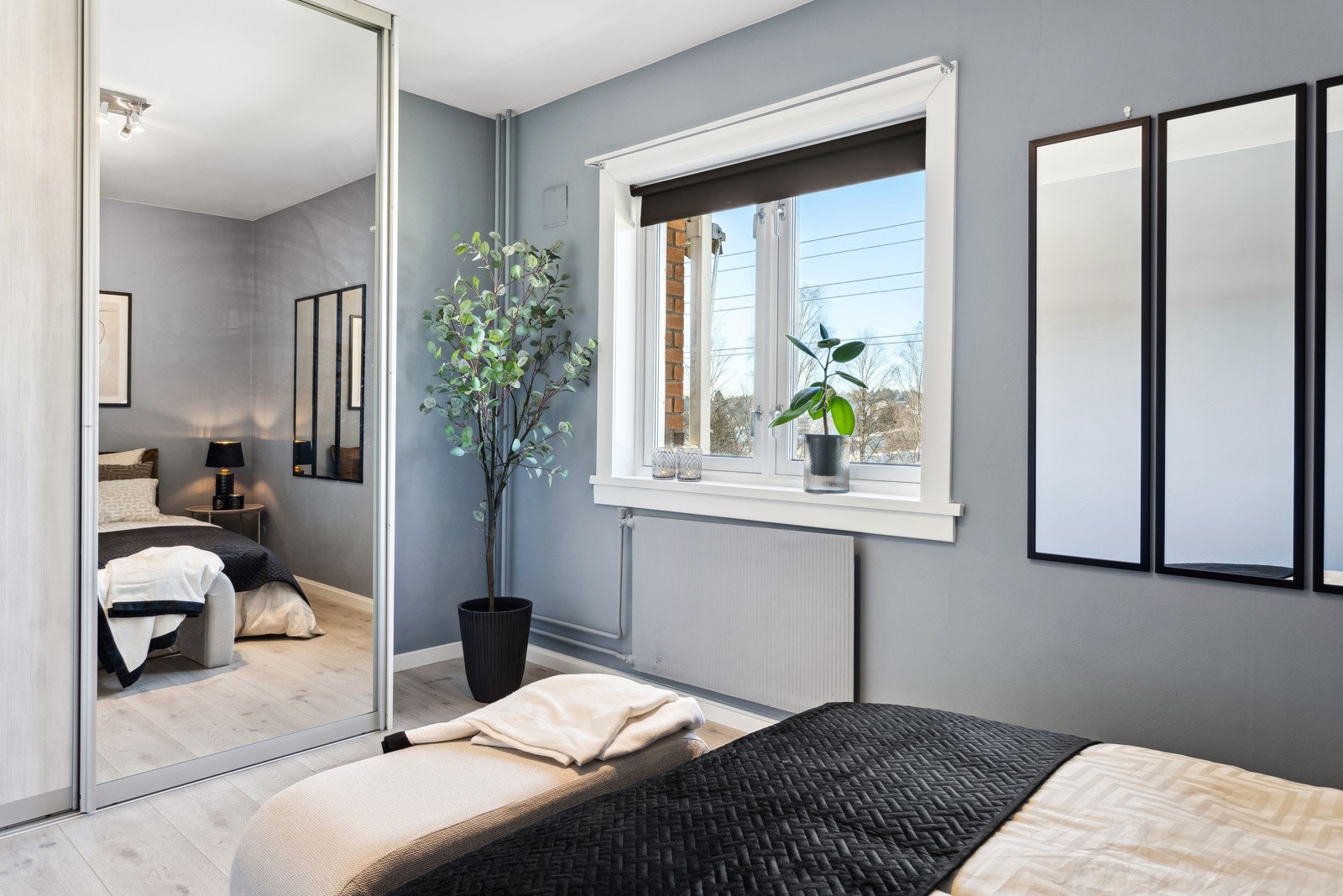 Hovedsoverom med skyvedørsgarderobe for klesoppbevaring. Galleribilde