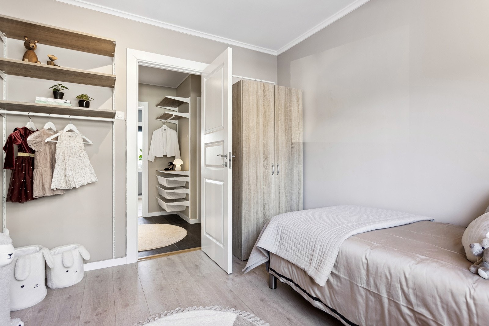 Soverom 2 med funksjonet hyllesystem i tillegg til garderobeskap. Galleribilde