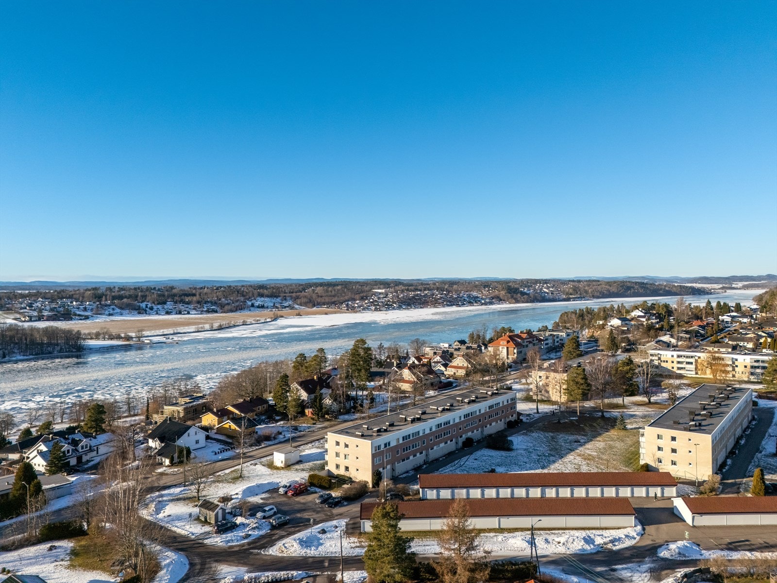 En lys og gjennomgående andelsleilighet beliggende attraktivt og solrikt til i 2. etasje i et veldrevet og hyggelig borettslag. Her har man fordelen av å bo sentralt i Vestskogen med nærhet til alt rett utenfor døren! Galleribilde