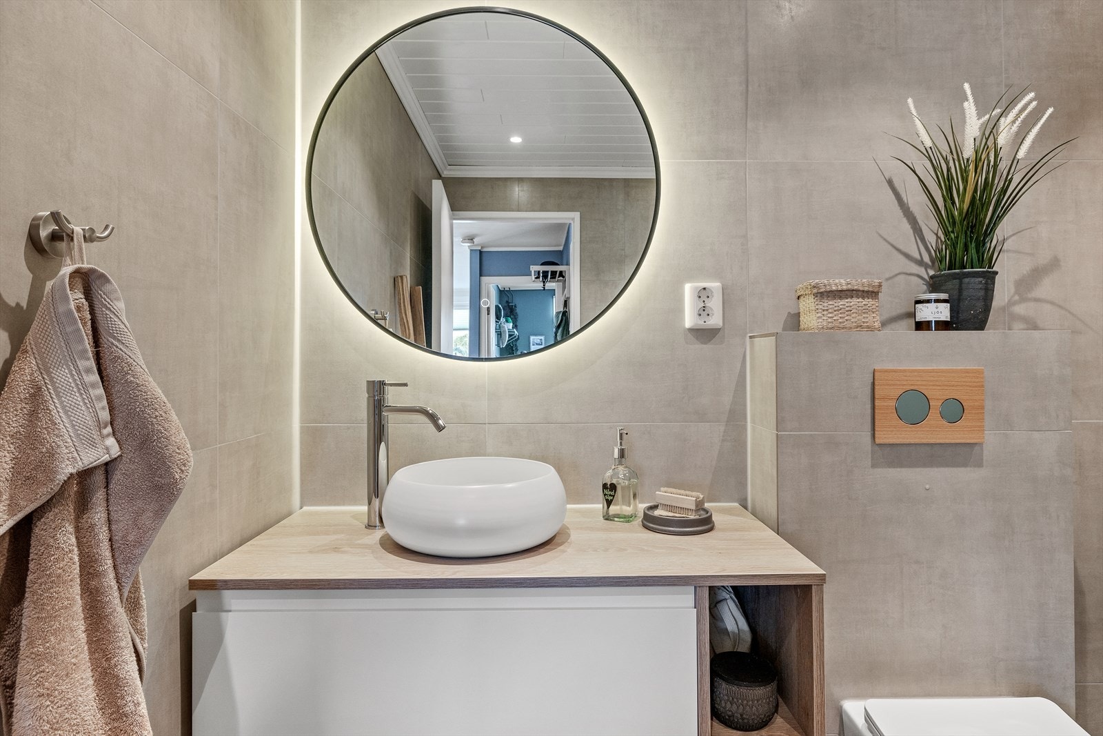 Badet har moderne og tiltalende fliser på gulv og vegger. Galleribilde
