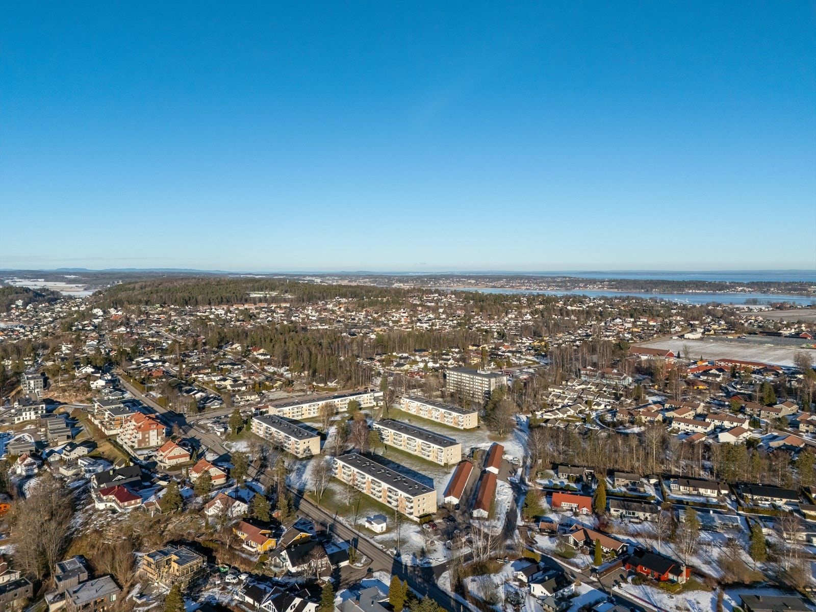 Fra boligen er det kort gange til dagligvareforretningen Kiwi, helsesenter, apotek, frisør og treningssenter. Galleribilde
