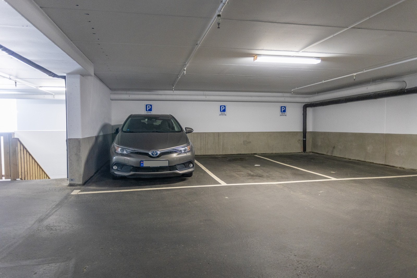 Bygget har avsatt 3 gjesteparkeringer i felles garasjeanlegg. Det er for øvrig flere oppstillingsplasser utvendig Galleribilde