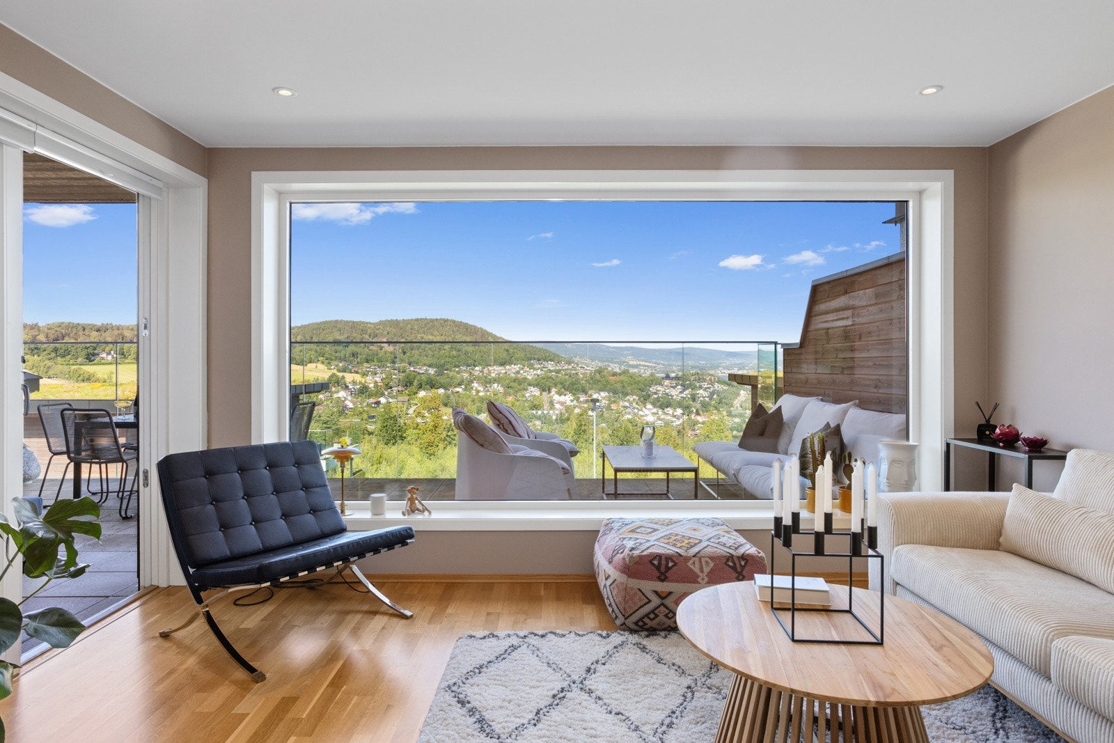 Fra stuen er det utgang via skyvedør til en stor terrasse Galleribilde