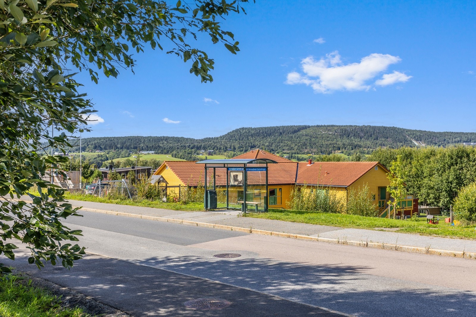 Kun 100 meter til nærmeste bussholdeplass, med 2-4 avganger i timen med linje 4 Galleribilde