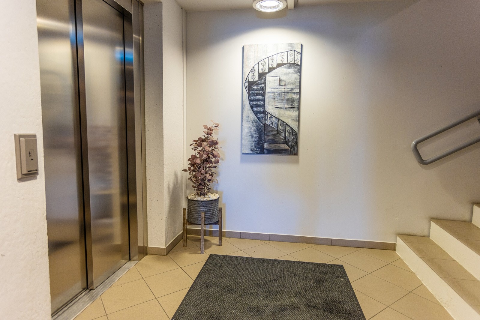 Leiligheten har en enkel adkomst, med direkte innkjøring i felles garasjeanlegg med videre trapp/heisadkomst videre opp til leiligheten Galleribilde