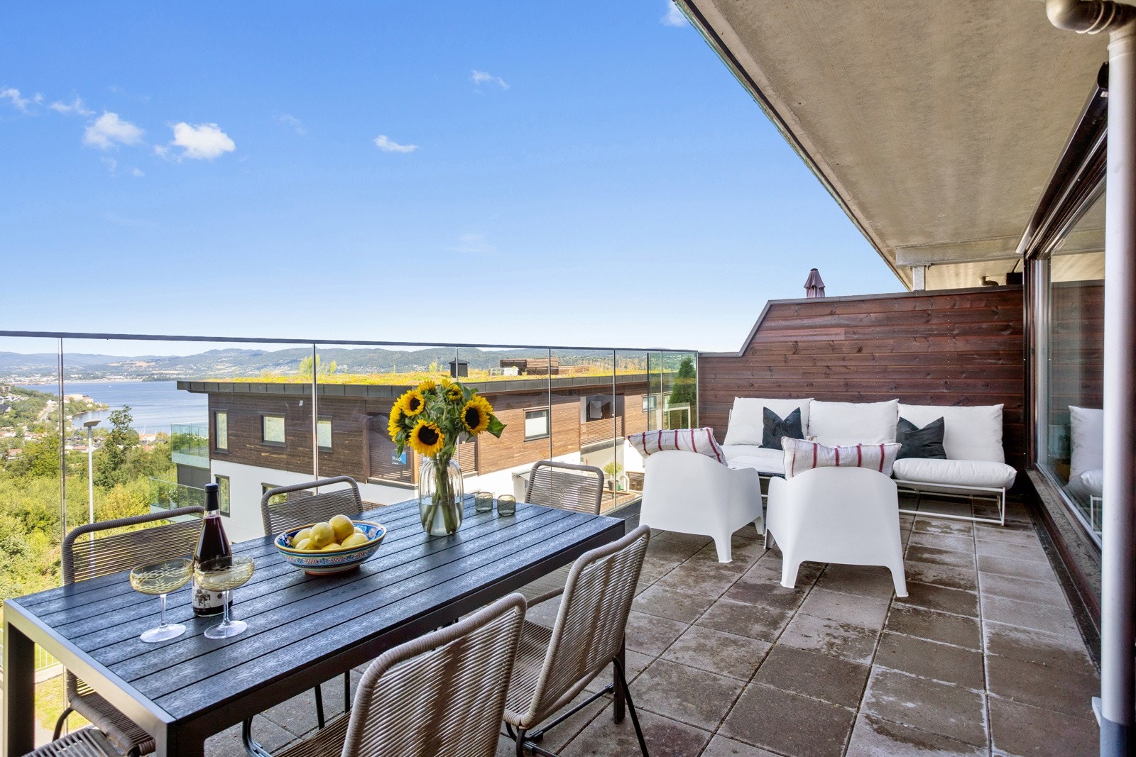 Terrassen er på hele 31m2 med god plass til utemøblement Galleribilde