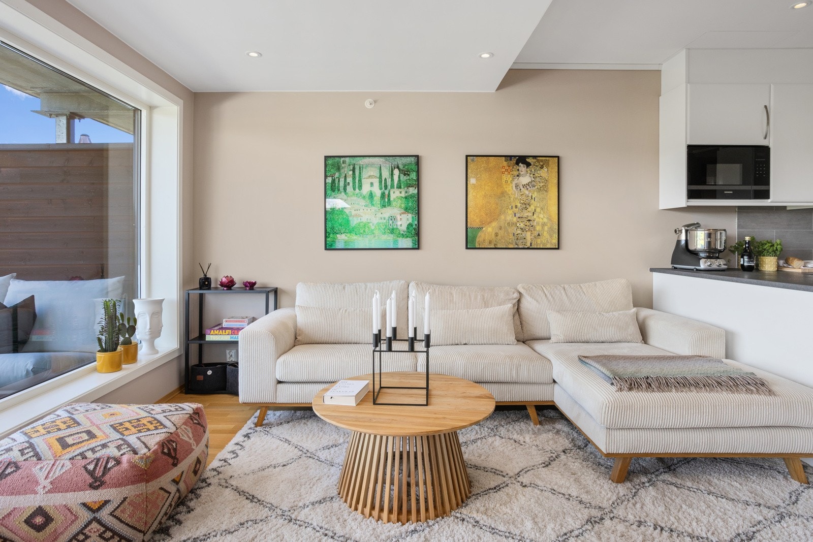 Leiligheten fremstår meget delikat. Det er innfelt downlights i alle oppholdsrom og alle overflater et malt opp i moderne og behagelige farger Galleribilde