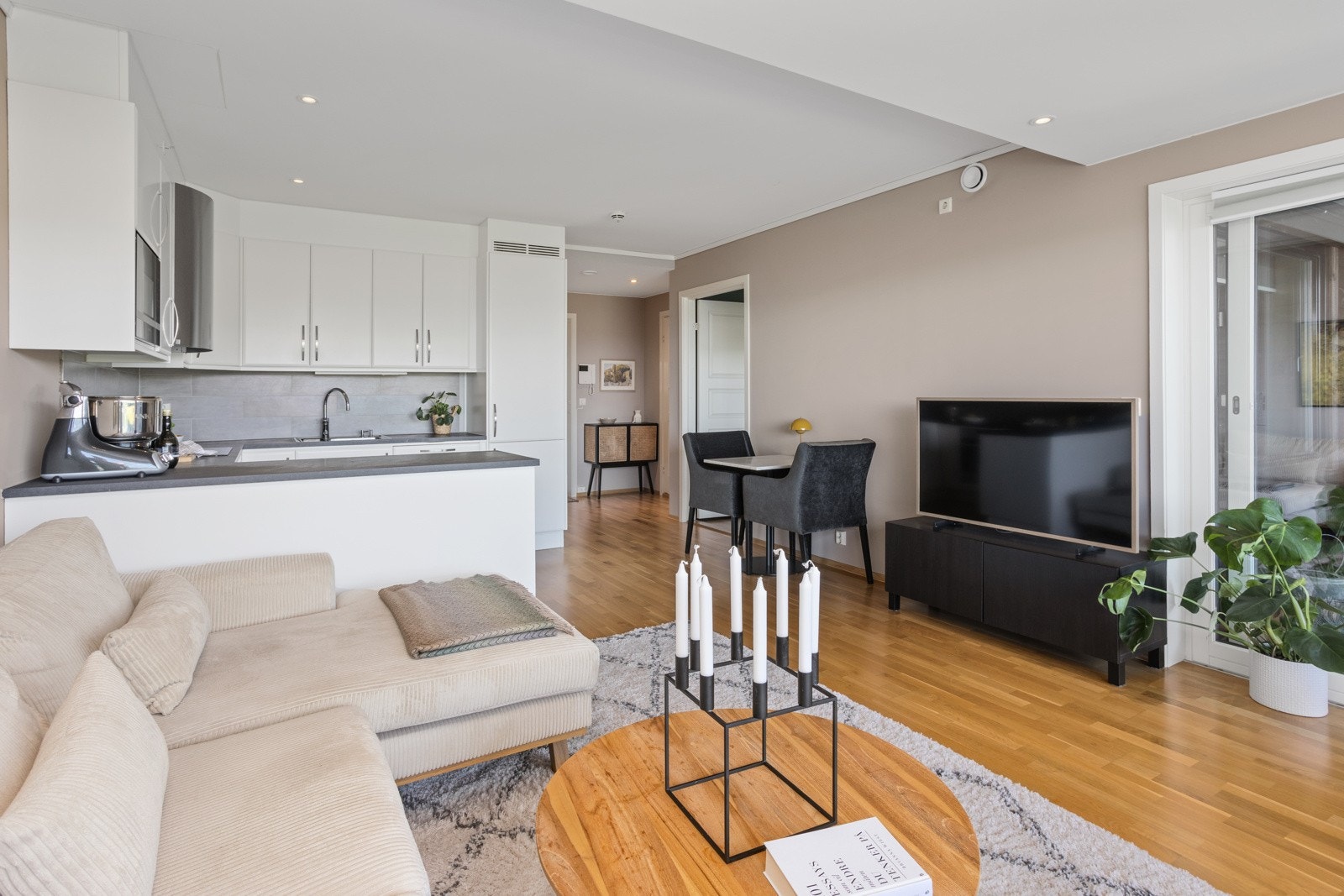 Leiligheten innehar en fin planløsing og består av entré, bad, soverom, kjøkken, stue, innvendig bod og to store terrasser Galleribilde